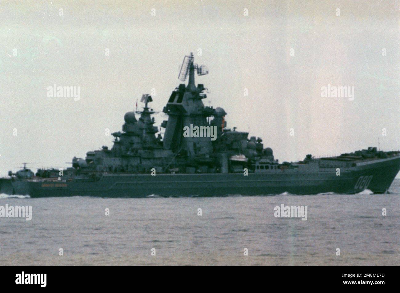 Steuerbord-Viertelansicht des nuklearbetriebenen, geführten Raketenkreuzers Admiral Nakhimov (CGN-080) der russischen Nordflotte der Kirov-Klasse aus der Luft. Land: Ostsee Stockfoto