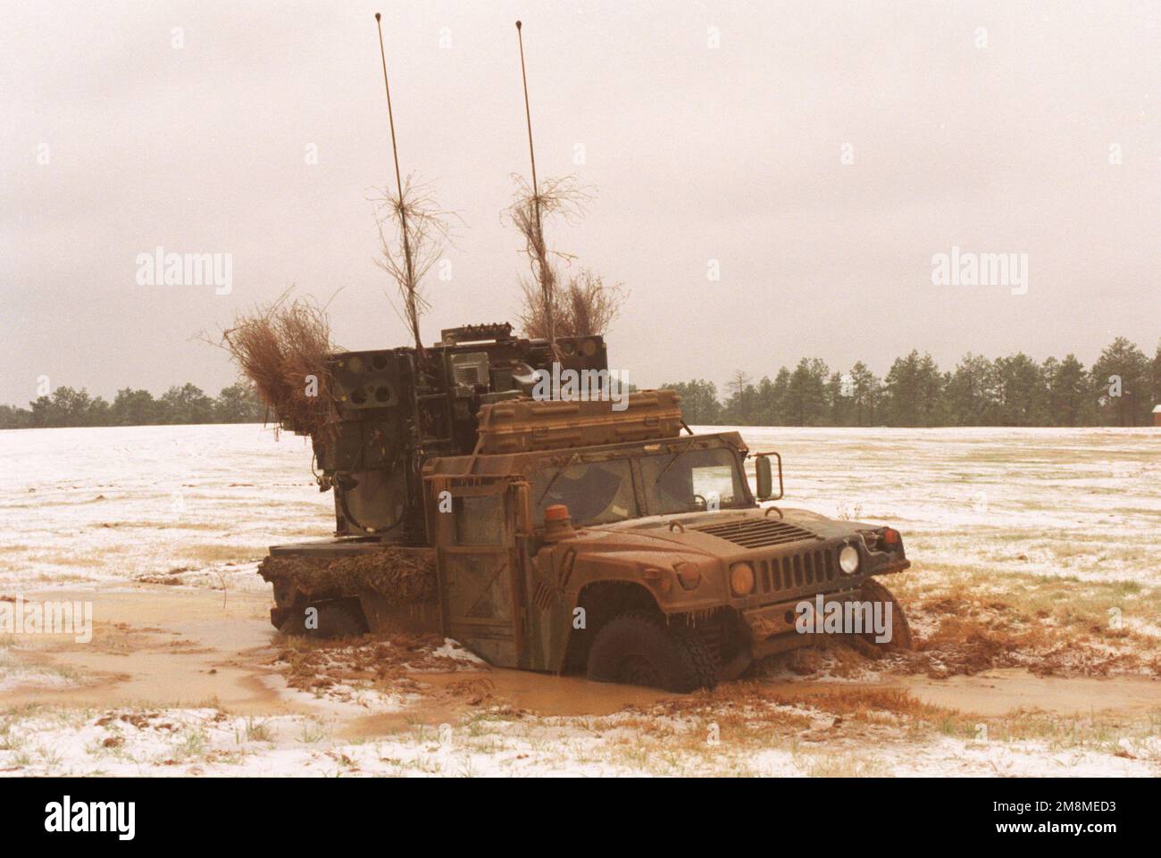 Ein mobiles Luftschutzsystem blieb aufgrund von Eis, Schnee und Wasserlöchern auf einem Feld stecken. Dies geschah in Rotation 97-3 im Joint Readiness Training Center. Basis: Fort Polk Bundesstaat: Louisiana (LA) Land: Vereinigte Staaten von Amerika (USA) Stockfoto