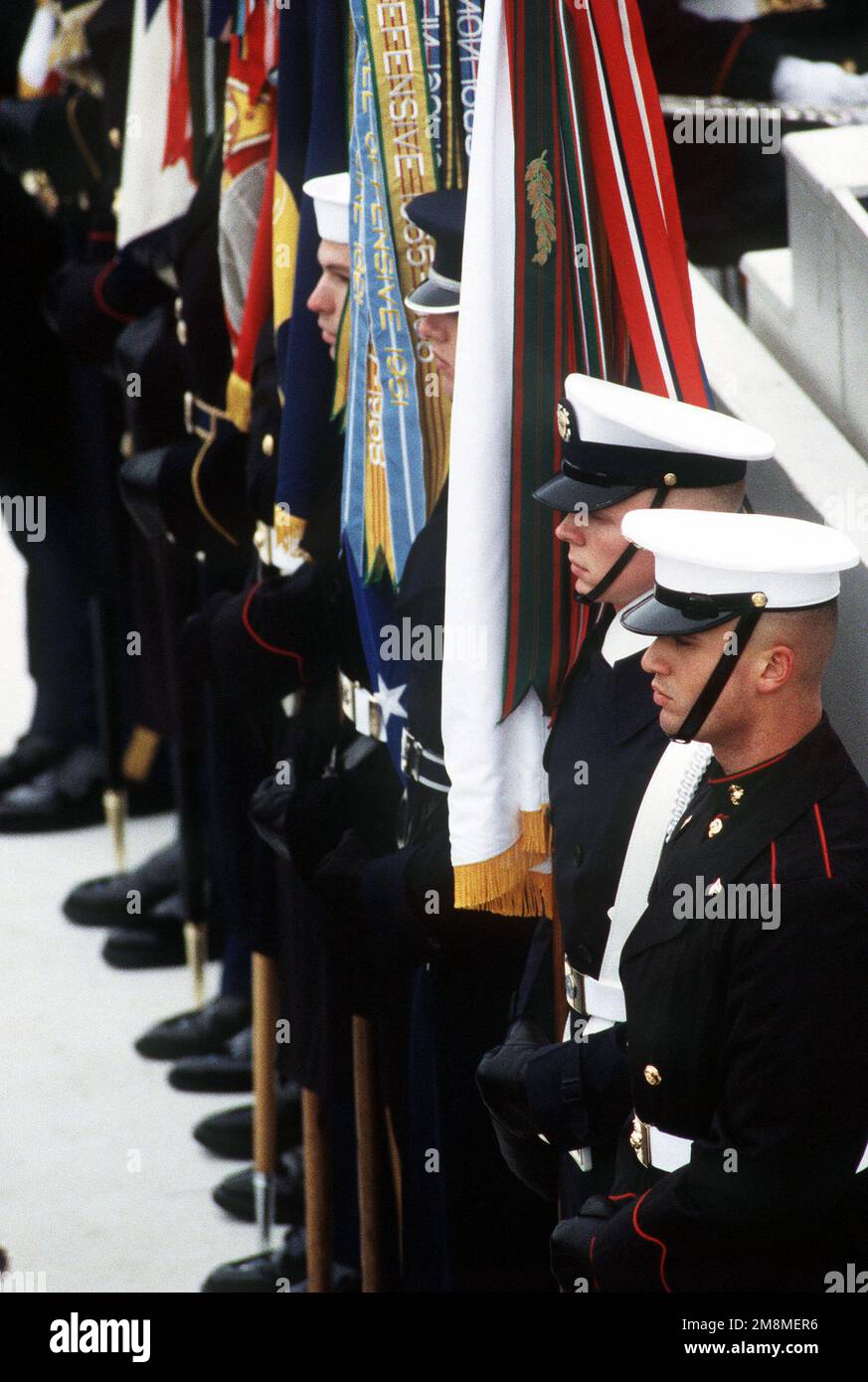 Der Armed Service Color Guard steht während der Eröffnungsfeier des Präsidenten im Jahr 1997 auf der Hut. Basis: Washington State: District of Columbia (DC) Land: Vereinigte Staaten von Amerika (USA) Stockfoto