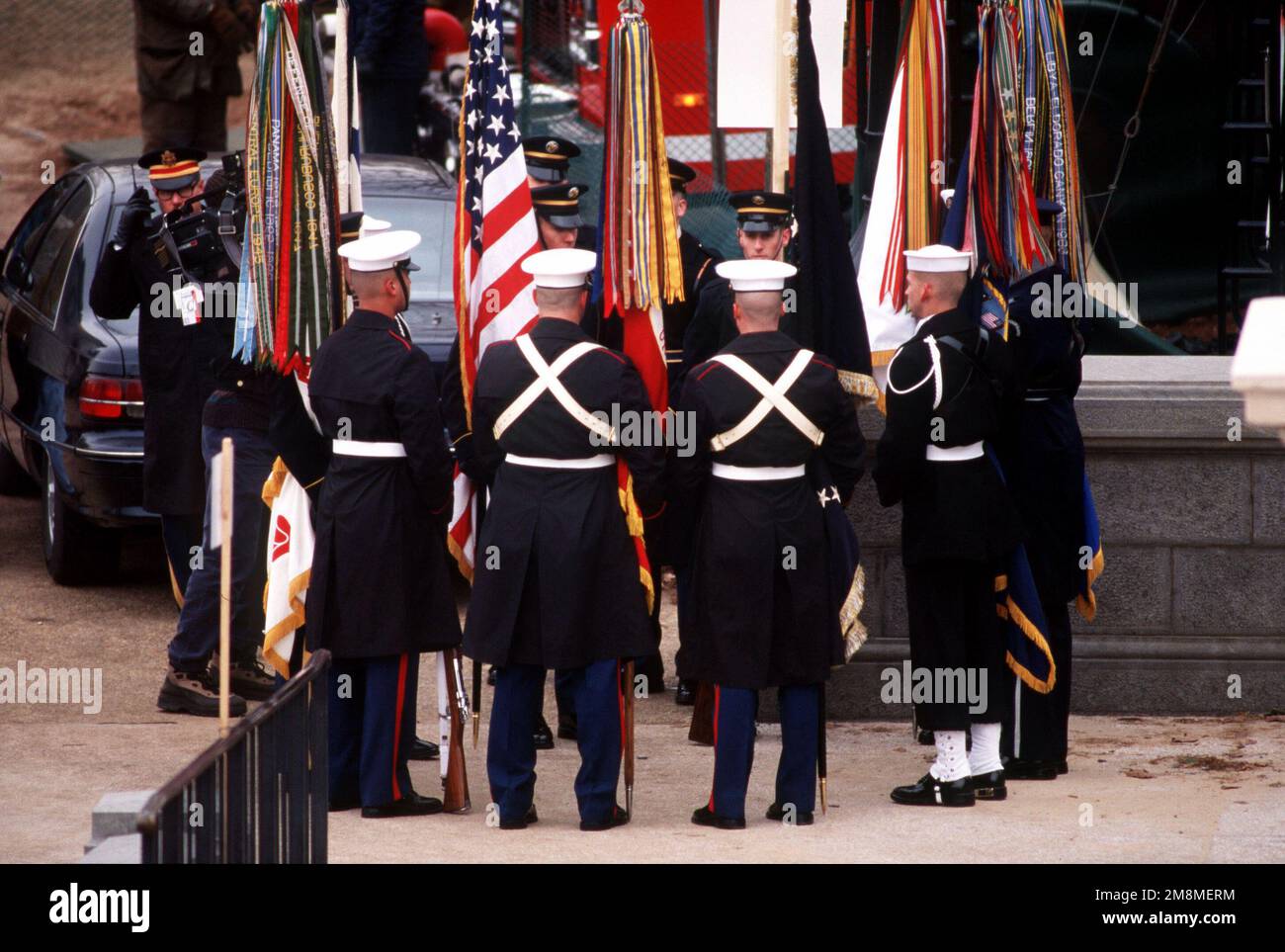 Die Mitglieder der Armed Service Color Guard bereiten sich darauf vor, die Farben während der Eröffnungsfeier des Präsidenten 1997 zu präsentieren. Basis: Washington State: District of Columbia (DC) Land: Vereinigte Staaten von Amerika (USA) Stockfoto