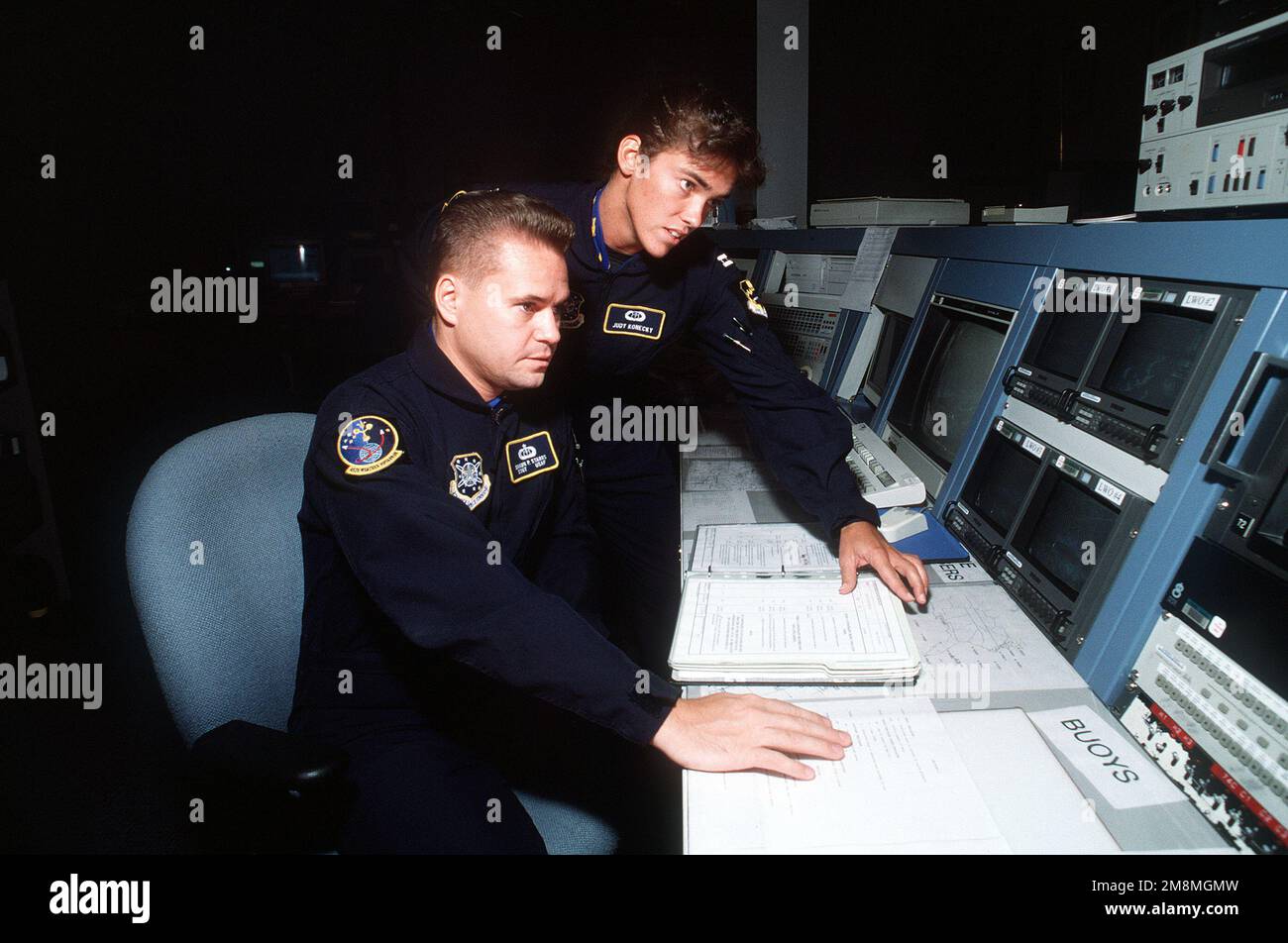 Wetterspezialisten, SSGT Shawn Starrs (links) und CPT Judy Konecky, Mitglieder des Unterstützungsbüros für bemannte Raumflüge des Verteidigungsministeriums, entscheiden oft, wann ein Raumorbiter in Cape Kennedy starten oder landen kann. Exaktes Datum Aufnahme unbekannt veröffentlicht im AIRMAN Magazine März 1997. Basis: Patrick Luftwaffenstützpunkt Bundesstaat: Florida (FL) Land: Vereinigte Staaten von Amerika (USA) Stockfoto