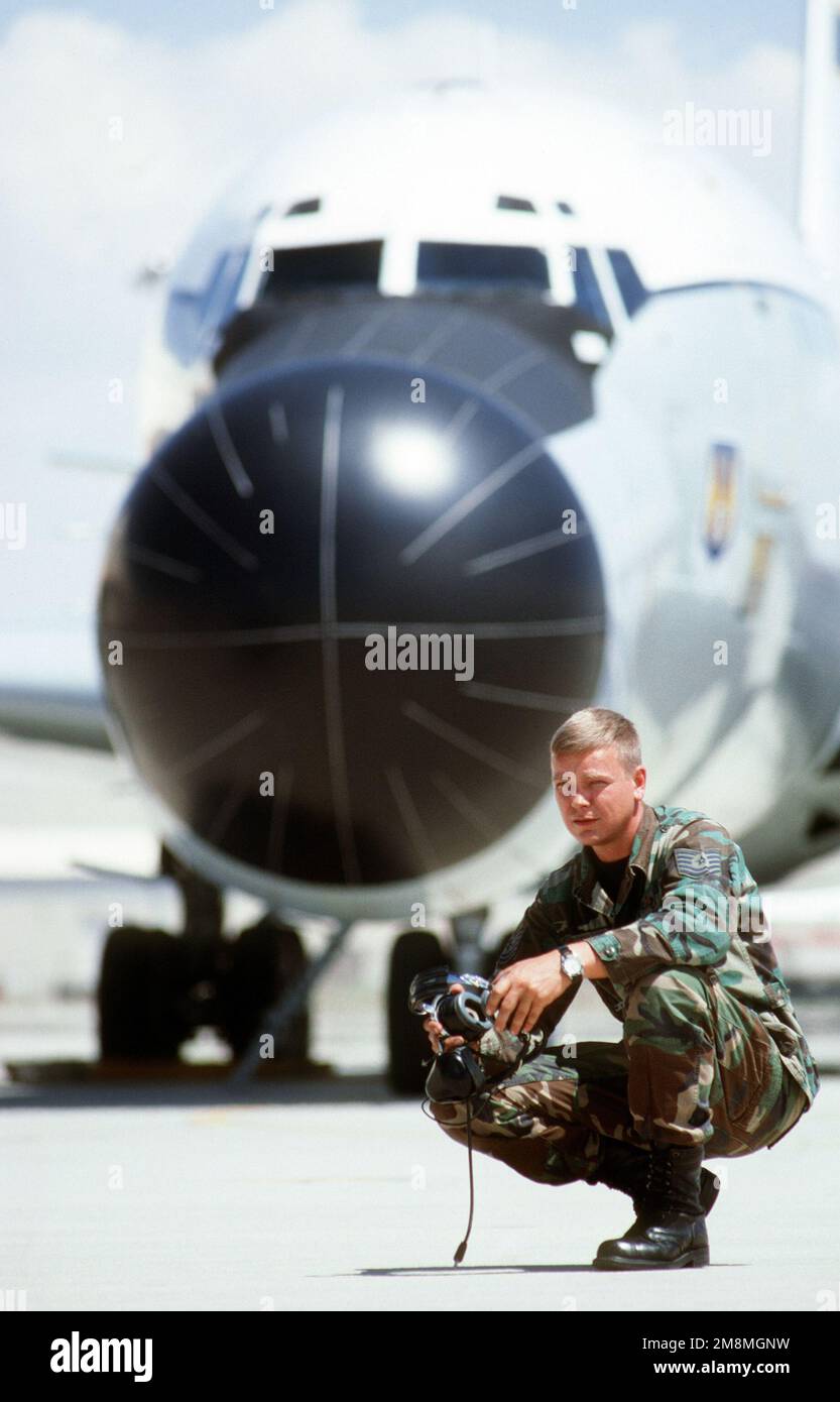 TSGT Jake Brey, ein EC-18 (ARIA)-Crewchef auf der Rampe vor dem Advanced Range Instrumentation Aircraft (ARIA), das für die Weltraumtelemetrie und zur Erfassung von Daten von Raketen, Raketen und dem Space Shuttle verwendet wird. Exaktes Datum Aufnahme unbekannt veröffentlicht im AIRMAN Magazine März 1997. Basis: Luftwaffenstützpunkt Edwards Bundesstaat: Kalifornien (CA) Land: Vereinigte Staaten von Amerika (USA) Stockfoto