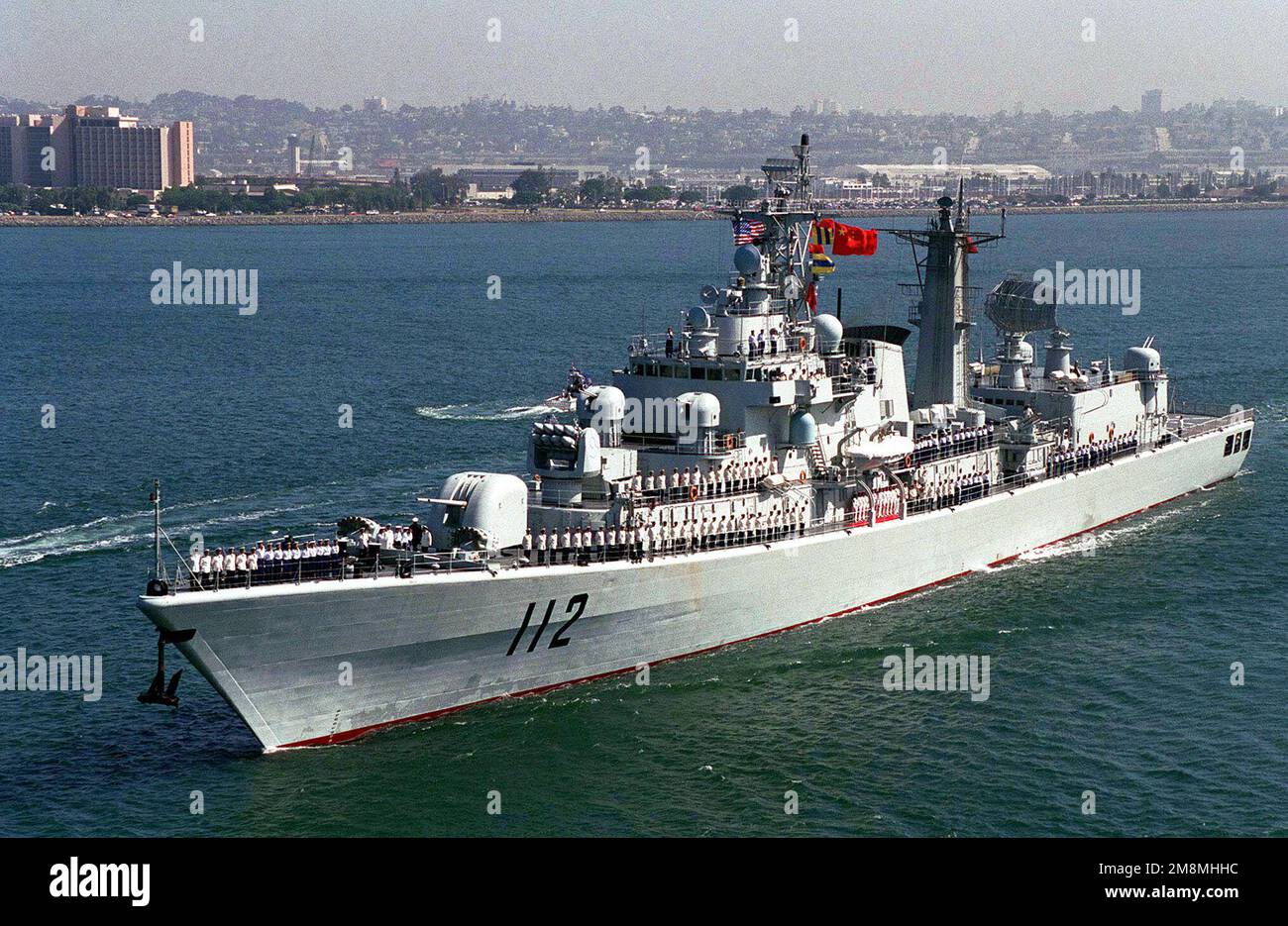 Der chinesische Zerstörer der Luhu-Klasse, HARIBING (DDG 112), verlässt San Diego, Kalifornien, mit einer Crew, die die Gleise besetzt. Dies kennzeichnete das erste Mal, dass chinesische Kriegsschiffe den Pazifik überquerten und den Kontinent der Vereinigten Staaten besuchten. Der Zerstörer der Luhu-Klasse HARIBING (DDG 112), der Zerstörer der Luda-II-Klasse, ZHUHAI (DDG 166) und ein Versorgungsschiff der Fusu-Klasse, NANYUN (AOR/AK 953) (ZHUHAI und NANYUN nicht abgebildet), halten an der Marinestelle, Nordinsel, San Diego, Kalifornien. Basis: Marineflugstation, Nordinsel Bundesstaat: Kalifornien (CA) Land: Vereinigte Staaten von Amerika (USA) Stockfoto