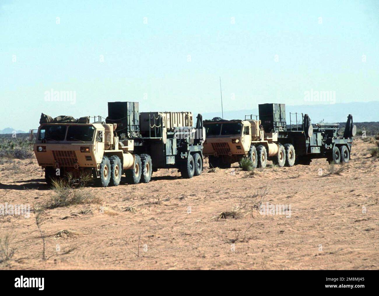 Mitglieder der Alpha 5-52 Air Defense Artillery Brigade, Fort Bliss, Texas, fahren ihr Patriot Missile System zu seiner Abschussposition am McGregor Range im Süden von New Mexico. Das Raketensystem Patriot wird von den Blauen Streitkräften eingesetzt, um die Luftangriffe der Roten Streitkräfte während dieser weltweit größten gemeinsamen, multinationalen taktischen Flugübung abzuwehren. Betreff Betrieb/Serie: ROVING SANDS '97 Basis: El Paso Bundesstaat: Texas (TX) Land: Vereinigte Staaten von Amerika (USA) Stockfoto