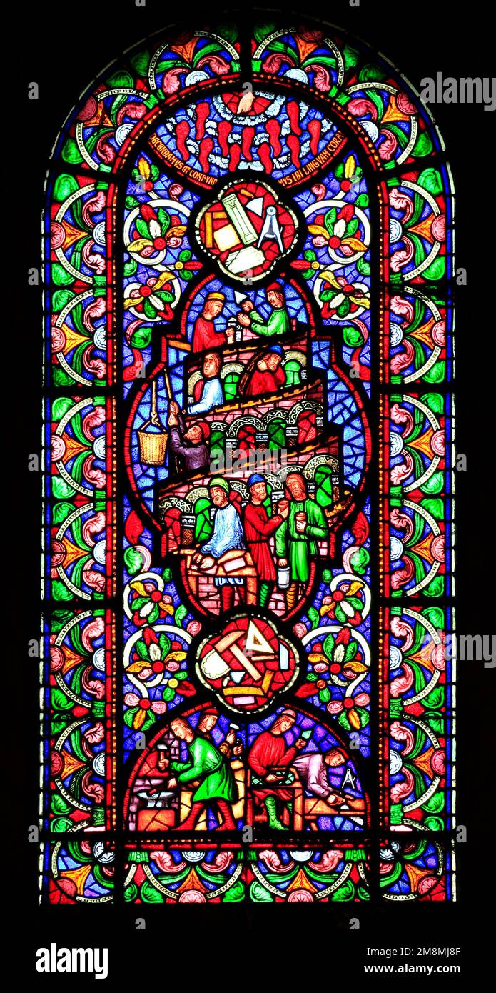Buntglasfenster, Bau des Turms von Babel, von verschiedenen Handwerkern, Ely Cathedral, von Howes, Cambridgeshire, England, Großbritannien Stockfoto