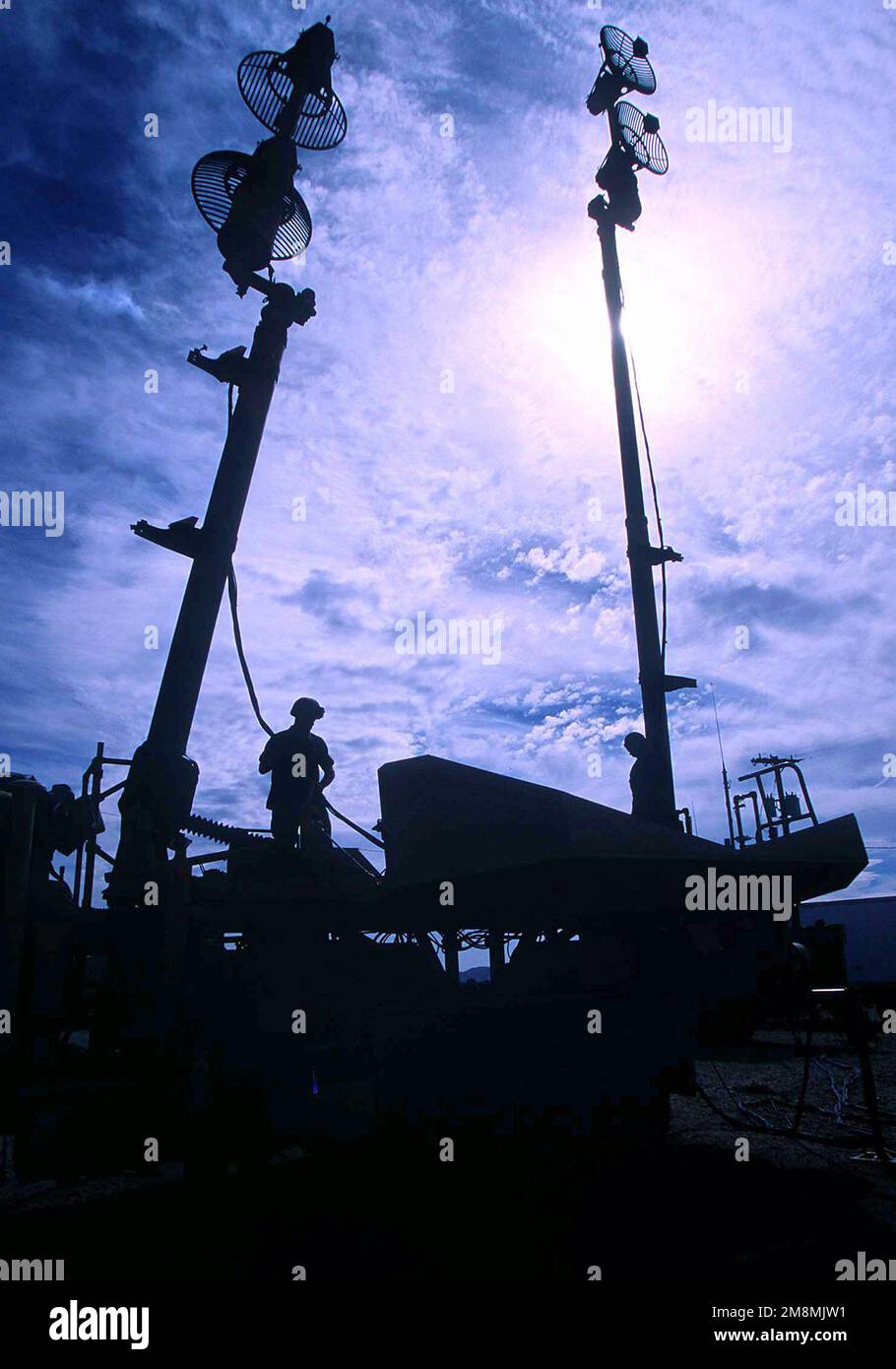 Soldaten der 11. Brigade, 43. Luftwaffenartillerie, Fort Bliss, Texas, haben eine Antenna Mast Group aufgebaut, die es den Patriot-Raketenbatterien ermöglicht zu kommunizieren, um einen taktischen Patriot-Raketenstart vorzubereiten. Die Live-Schüsse bieten den Einheiten die Möglichkeit, ihre Fähigkeiten in Echtzeit während der weltweit größten taktischen Flugübung im Rahmen eines gemeinsamen Dienstes und mehrerer Nationen unter Beweis zu stellen. Soldaten der 11. Brigade, 43. Luftwaffenartillerie, Fort Bliss, Texas, haben eine Antenna Mast Group gegründet, die es den Patriot-Raketenbatterien ermöglicht zu kommunizieren, als Vorbereitung auf ein Taktgefühl Stockfoto