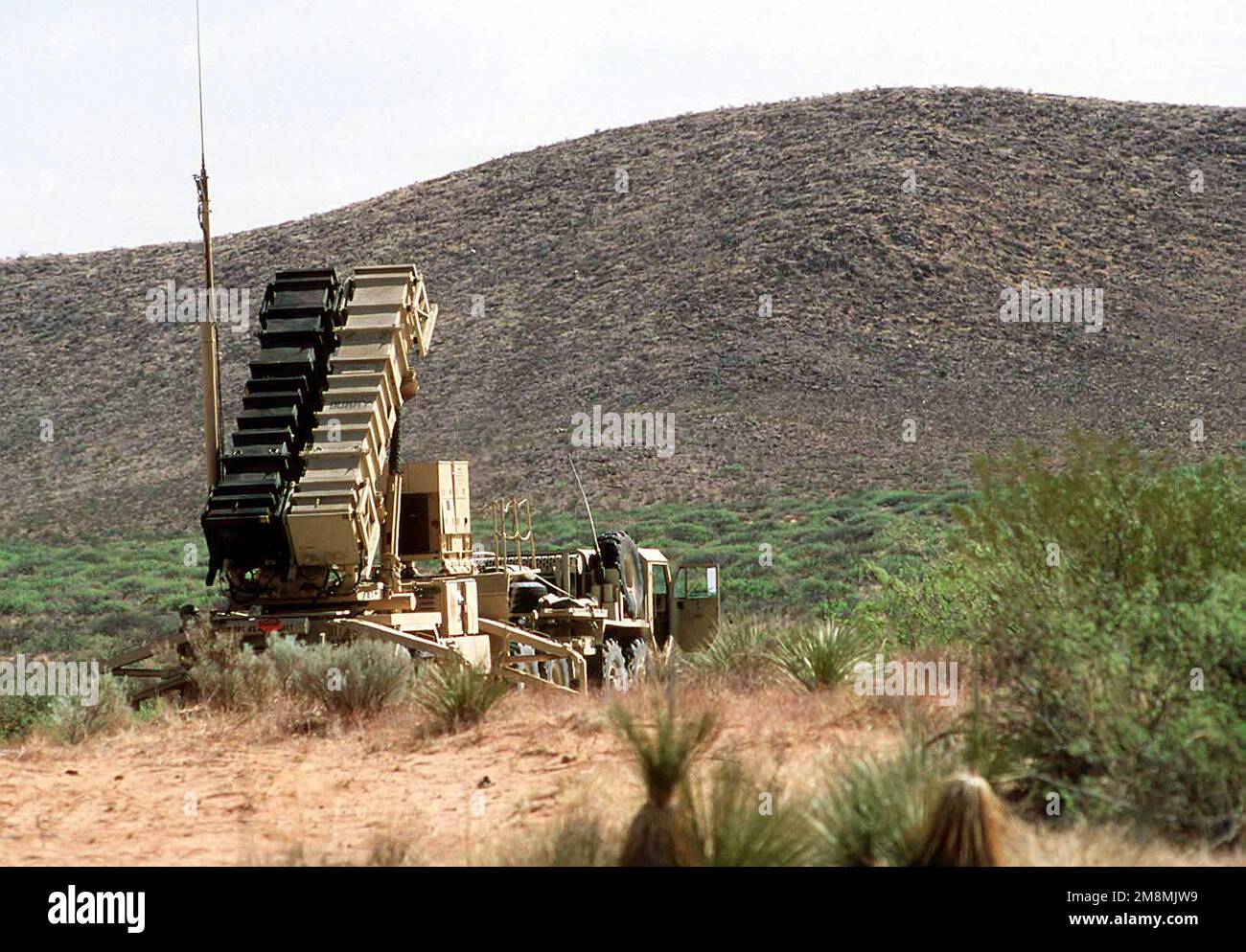 Ein mobiler Patriot-Raketenwerfer, der der 11. Brigade, 43. Air Defense Artillery, Fort Bliss, Texas, gehört, wird an einem verhärteten Startpunkt errichtet, um einen taktischen Patriot-Raketenstart vorzubereiten. Die Live-Schüsse bieten den Einheiten die Möglichkeit, ihre Fähigkeiten in Echtzeit während der weltweit größten taktischen Flugübung im Rahmen eines gemeinsamen Dienstes und mehrerer Nationen unter Beweis zu stellen. Ein mobiler Patriot-Raketenwerfer, der der 11. Brigade, 43. Air Defense Artillery, Fort Bliss, Texas, gehört, wird an einem verhärteten Startpunkt errichtet, um einen taktischen Patriot-Raketenstart vorzubereiten. Die scharfen Schüsse sind A Stockfoto