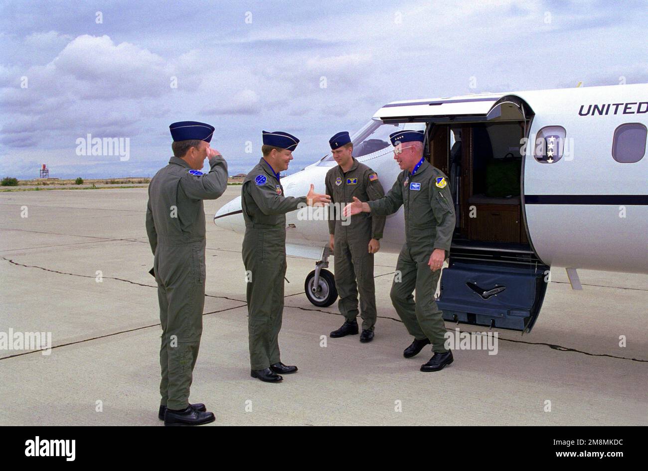 GEN. Richard E. Hawley, Befehlshaber des Luftwaffenkommandos Langley AFB, VA, wird von Brig begrüßt. GEN. Dennis R. Larsen, Commander, 49. Kampfflügel, Holloman AFB, N. M. Upon GEN. Hawleys Ankunft auf der Basis, um die Offiziere über einige der bevorstehenden Leistungsänderungen zu informieren. Basis: Luftwaffenstützpunkt Holloman Bundesstaat: New Mexico (NM) Land: Vereinigte Staaten von Amerika (USA) Stockfoto