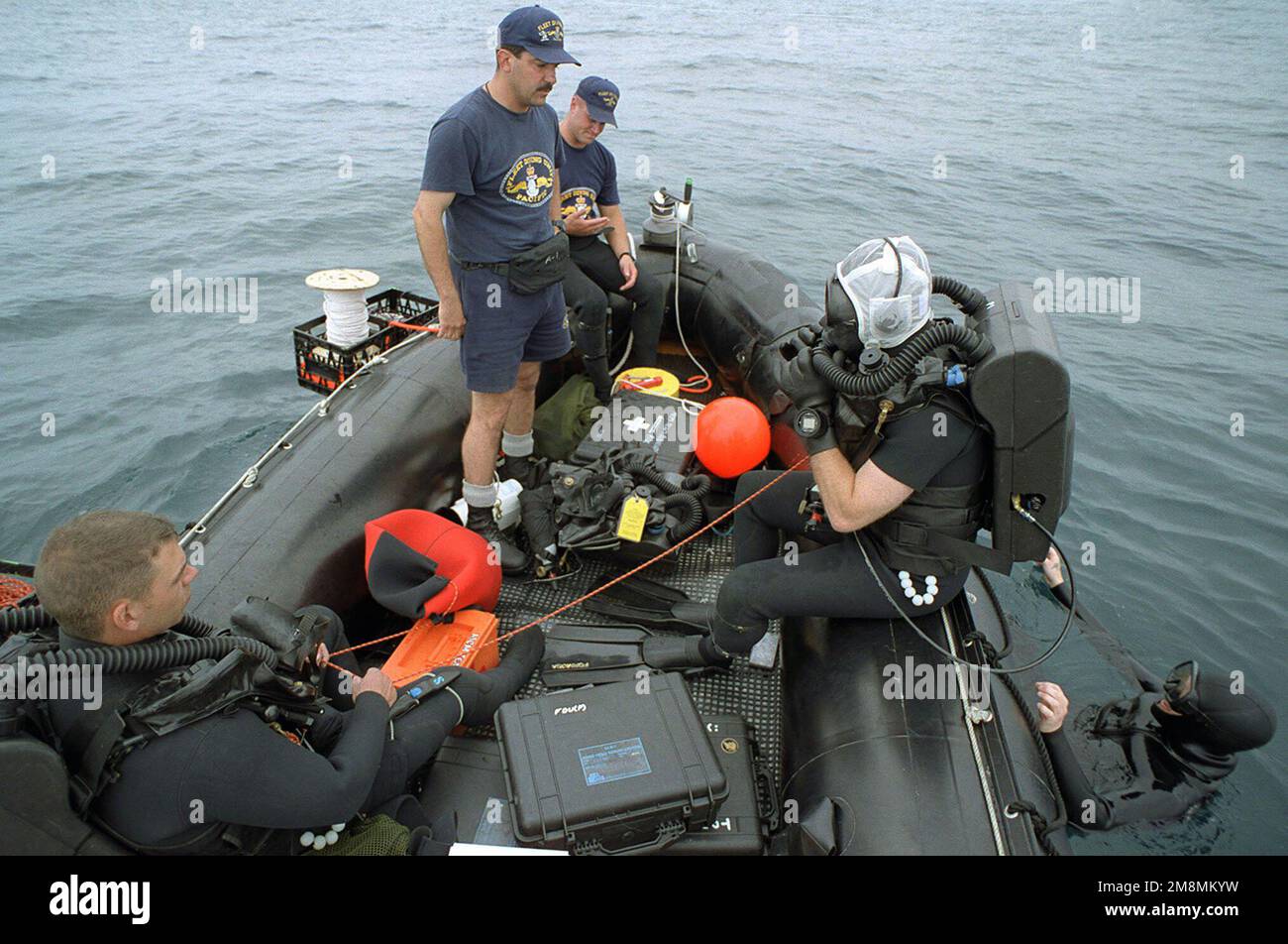 970617-N-3149V-003. [Complete] Szene Caption: Kanadische Taucher von Fleet Diving Unit Pacific in einem Gummi-Tauchboot üben im Rahmen des ÜBUNGSKERNELS BLITZ '97 vor der Küste Südkaliforniens Gegenmaßnahmen. Die kanadischen Taucher sind Teil einer Gruppe von Minenbekämpfungsteams, darunter US- und Austrailianische Teams, die von der USS DENVER (LPD 9) arbeiten. Der Taucher, der bereit ist, ins Wasser zu gehen, hat eine Vollmaske, die mit DEM SIVA Unterwassermine Gegenmaßnahmen (MCM) Tauchgerät verwendet wird, ein Sauerstoffreatmungsgerät. KERNEL BLITZ ist ein halbjährlicher Commander-in-CHIEF Pacific (CINCPAC) Flottenschulungs-exe Stockfoto