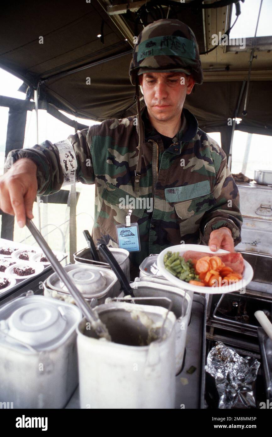 SRA Robert Rudesill, 55. Services Squadron, serviert während des Mittagessens eine warme Mahlzeit in der Feldküche, die sich im nördlichen Bereich der Fähigkeit zum Überleben und Betreiben (ATSO) befindet. AIRMAN Rudesill nimmt an einer Übung zur Einsatzbereitschaft Teil. Betrifft Operation/Serie: EINSATZBEREITSCHAFT ÜBUNGSBASIS: Offutt Luftwaffenstützpunkt Staat: Nebraska (NE) Land: Vereinigte Staaten von Amerika (USA) Stockfoto