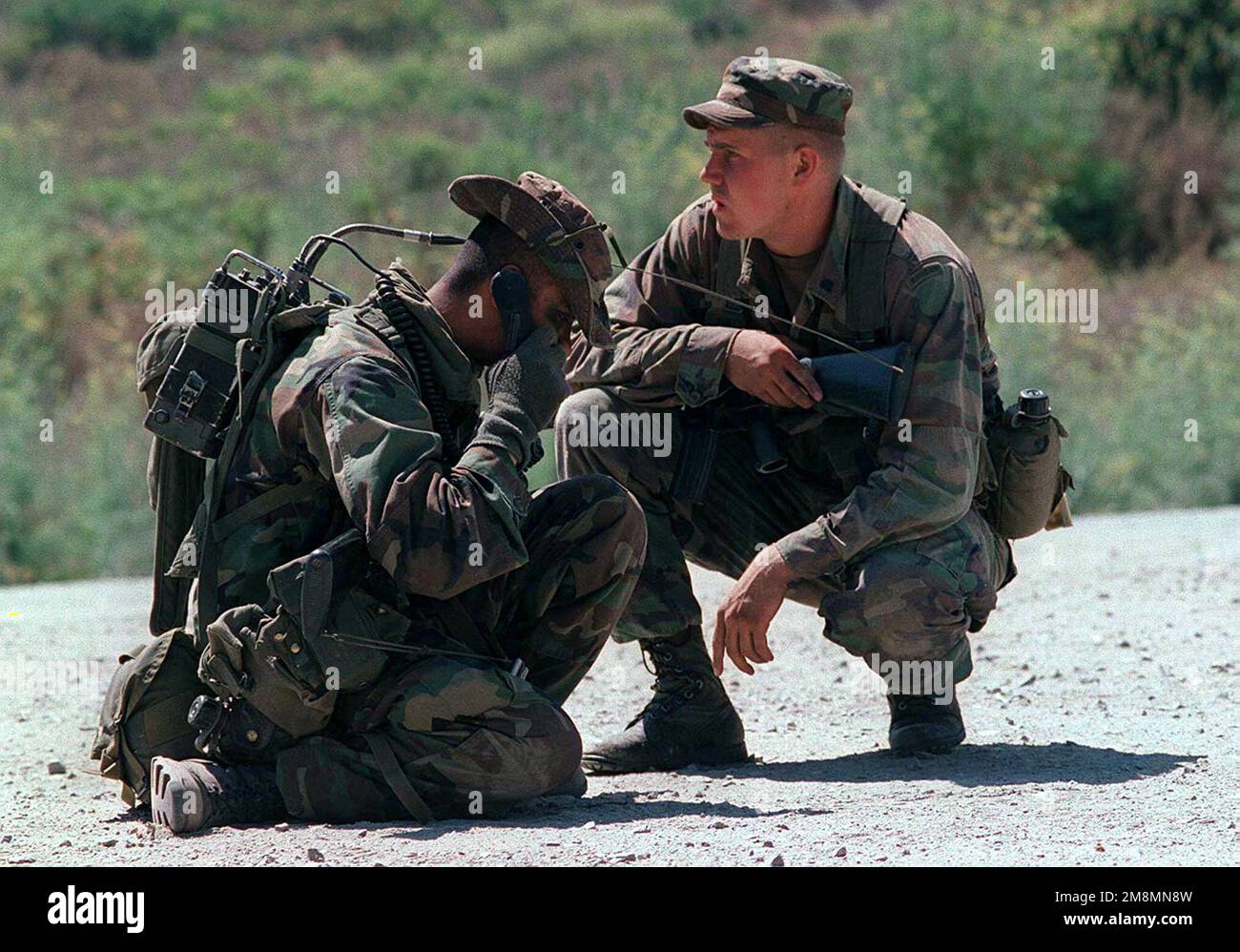 Soldaten des 3D. Bataillons, des 160. Infanteriebataillons und der US Army National Guard senden während der Manöver in der Nähe der MOUT-Anlage (Military Operations on Urbanized Terrain) in Camp Pendleton, Kalifornien, während des Trainings KERNEL BLITZ '97 einen Lagebericht. KERNEL BLITZ ist eine zweijährliche Flottenübungsübung (FLEETEX) der Oberbefehlshaber der Pazifikflotte (CINCPAC) mit Schwerpunkt auf operativer/taktischer Ausbildung des Befehlshabers der Third Fleet (C3F)/ i Marine Expeditionary Forces (MEF) und des Befehlshabers der Amphibien Gruppe 3 (CPG-3)/ 1. Marine Division (MARDIV). KERNEL BLITZ wurde entwickelt, um die Ausbildung von Seeleuten und zu verbessern Stockfoto