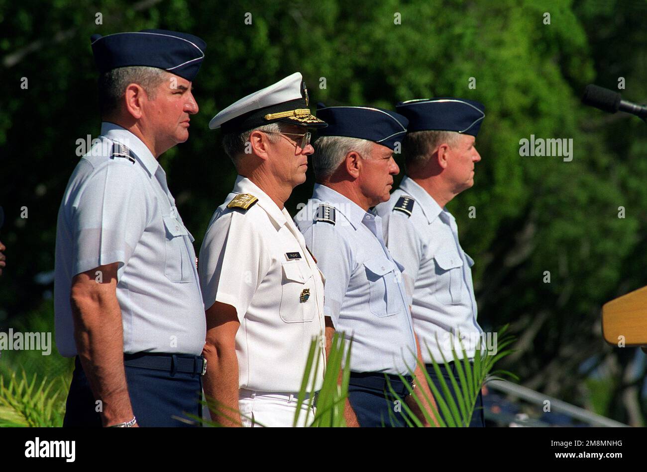 (Von links nach rechts) GENERAL Ronald Fogelman, STABSCHEF der Luftwaffe, ADM Joseph Prueher, CINC PACOM, GEN John Lorber und GEN Richard Myers, stehen während der Nationalhymne bei der PACAF-Zeremonie zur Befehlsänderung zur Verfügung. GEN Myers wird GEN Lorber als COMPACAF ersetzen. Basis: Luftwaffenstützpunkt Hickam Bundesstaat Hawaii (HI) Land: Vereinigte Staaten von Amerika (USA) Stockfoto