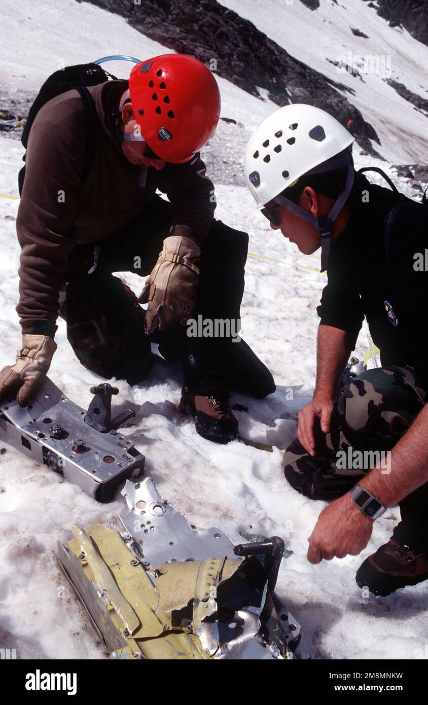 1lt Eric Soto (links) und COL Flip Frazee (rechts), Ermittler der Unfalluntersuchungsstelle, untersuchen ein Teil des A-10, das abstürzte und Trümmer über einem großen Bereich hinterließ. Basis: Gold Dust Peak State: Colorado (CO) Land: Vereinigte Staaten von Amerika (USA) Stockfoto