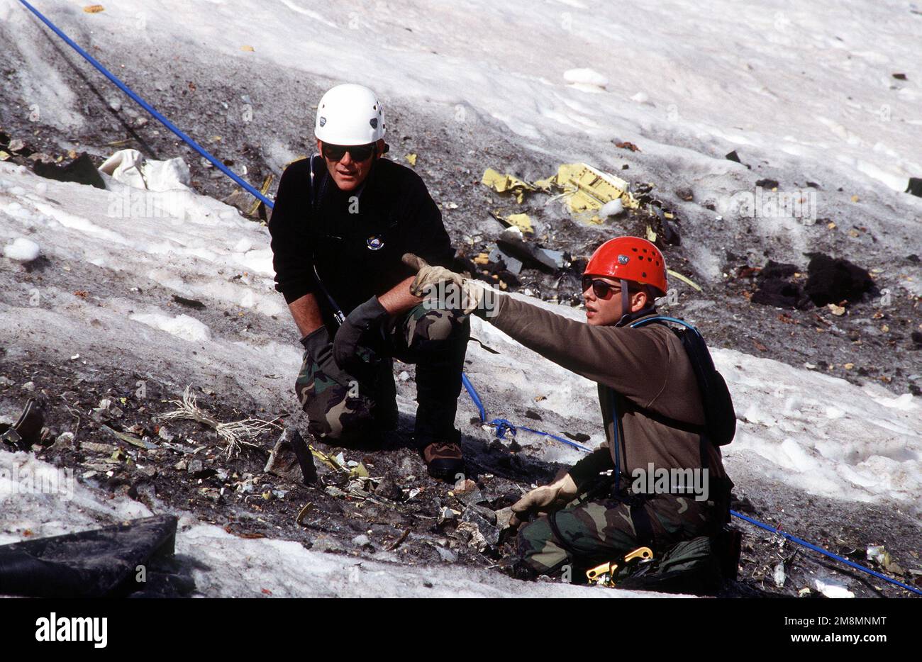 Oberst Flip Frazee (links) und 1LT Eric Soto (rechts), Ermittler der Unfalluntersuchungsstelle, überprüfen das Trümmerfeld auf Hinweise, um herauszufinden, warum der A-10 abstürzte. Basis: Gold Dust Peak State: Colorado (CO) Land: Vereinigte Staaten von Amerika (USA) Stockfoto