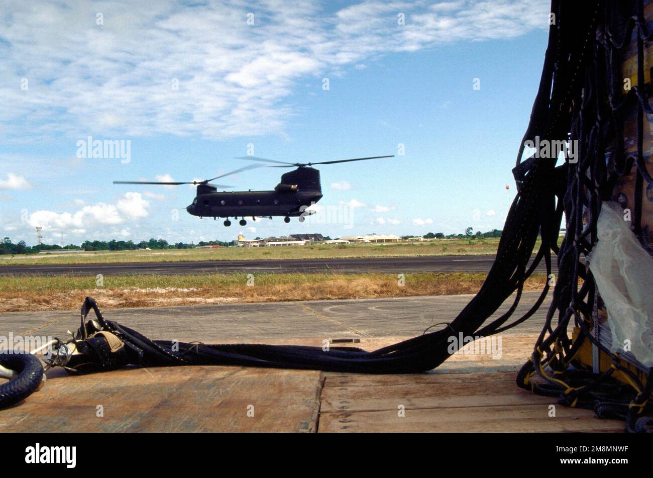 Ein CH-47D-Chinook-Helikopter aus der Einheit 1, Kompanie F, 106. Aviation, Army National Guard aus Davenport, Iowa, bereitet sich auf das Manövrieren in Position während der New Horizon '97 vor, der ersten kombinierten humanitären und zivilen Hilfsaktion zwischen den Vereinigten Staaten und Guyana. Militärpersonal der Luftwaffe, der Luftwaffenreserve und der Nationalgarde, der Armee, der Nationalgarde und der Marine Corp nahmen an der Übung Teil, die technische und medizinische Bereitschafts-Schulungen umfasste. Betreff Operation/Serie: NEUER HORIZONT 97 Land: Französisch-Guayana (GUF) Stockfoto