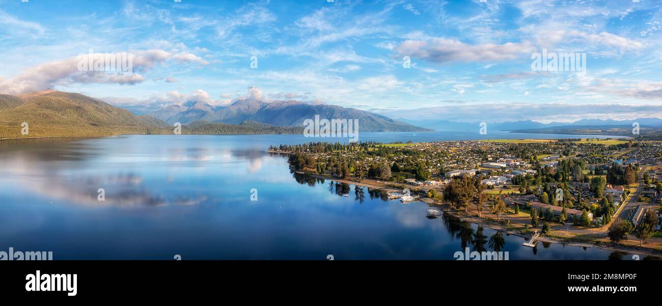 Malerisches Panorama aus der Vogelperspektive auf den See Te Anau und die Stadt Milford Sound fiordland von Neuseeland bei sanftem Sonnenlicht am Morgen. Stockfoto