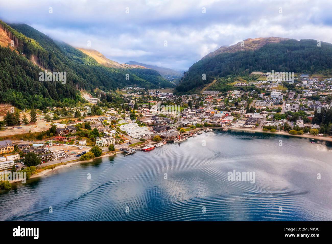Downtown Ufer von Queenstown am Lake Wakatipu in Neuseeland - unvergleichliche Stadtlandschaft. Stockfoto