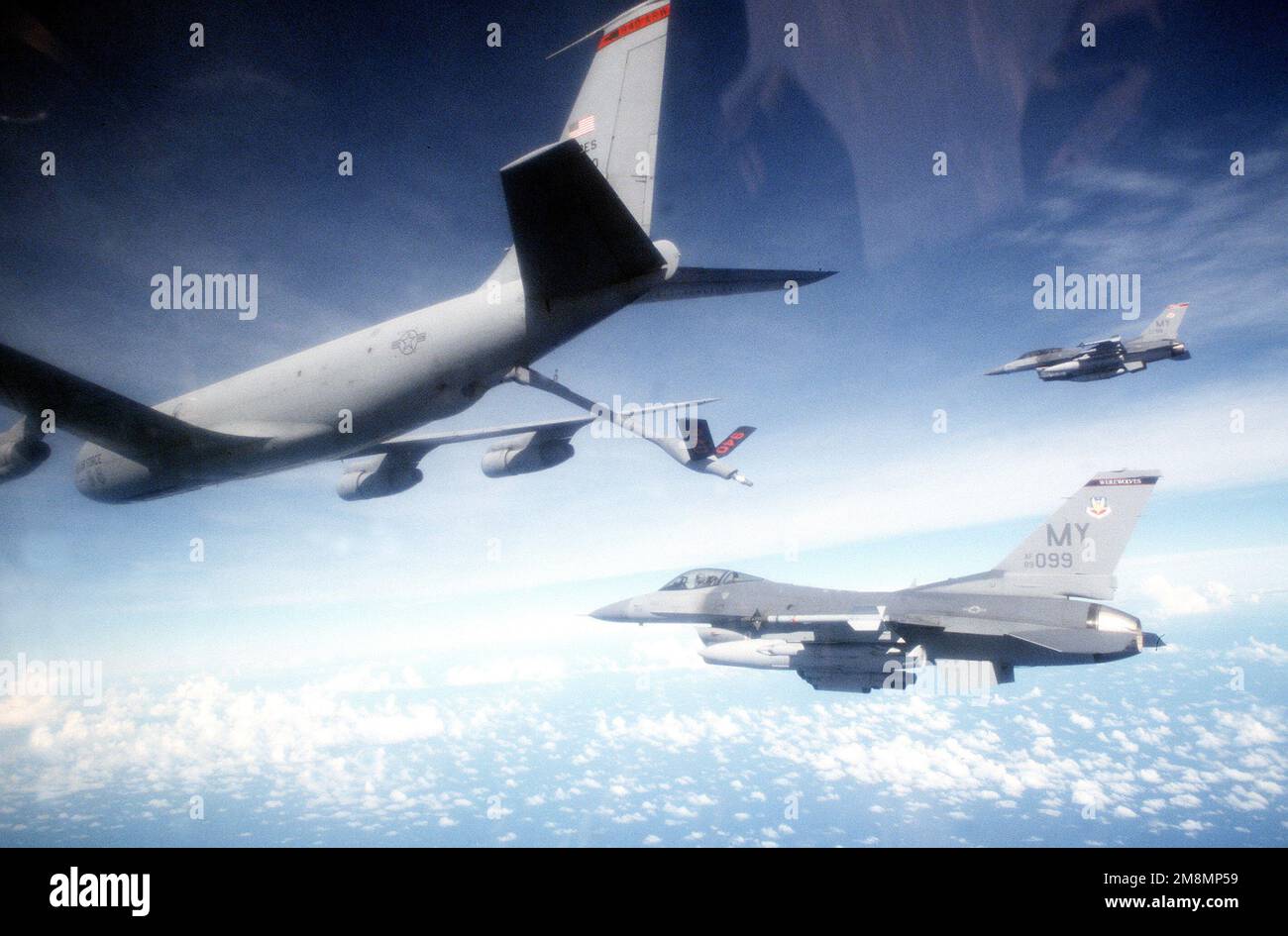 Zwei F-16 Falcon-Flugzeuge aus dem 347. Composite Wing, 69. Fighter Squadron Moody AFB, Georgia, bereiten sich darauf vor, mit ausgefahrenem Tankausleger aus einem KC-135 Stratotanker zu tanken. Die F-16s haben SIDEWINDER-RAKETEN MIT 9 ZIELEN an den Flügelspitzen. Operation/Serie: JOINT TASK FORCE 95-3 Base: Moody Air Force Base State: Georgia (GA) Country: United States of America (USA) Stockfoto