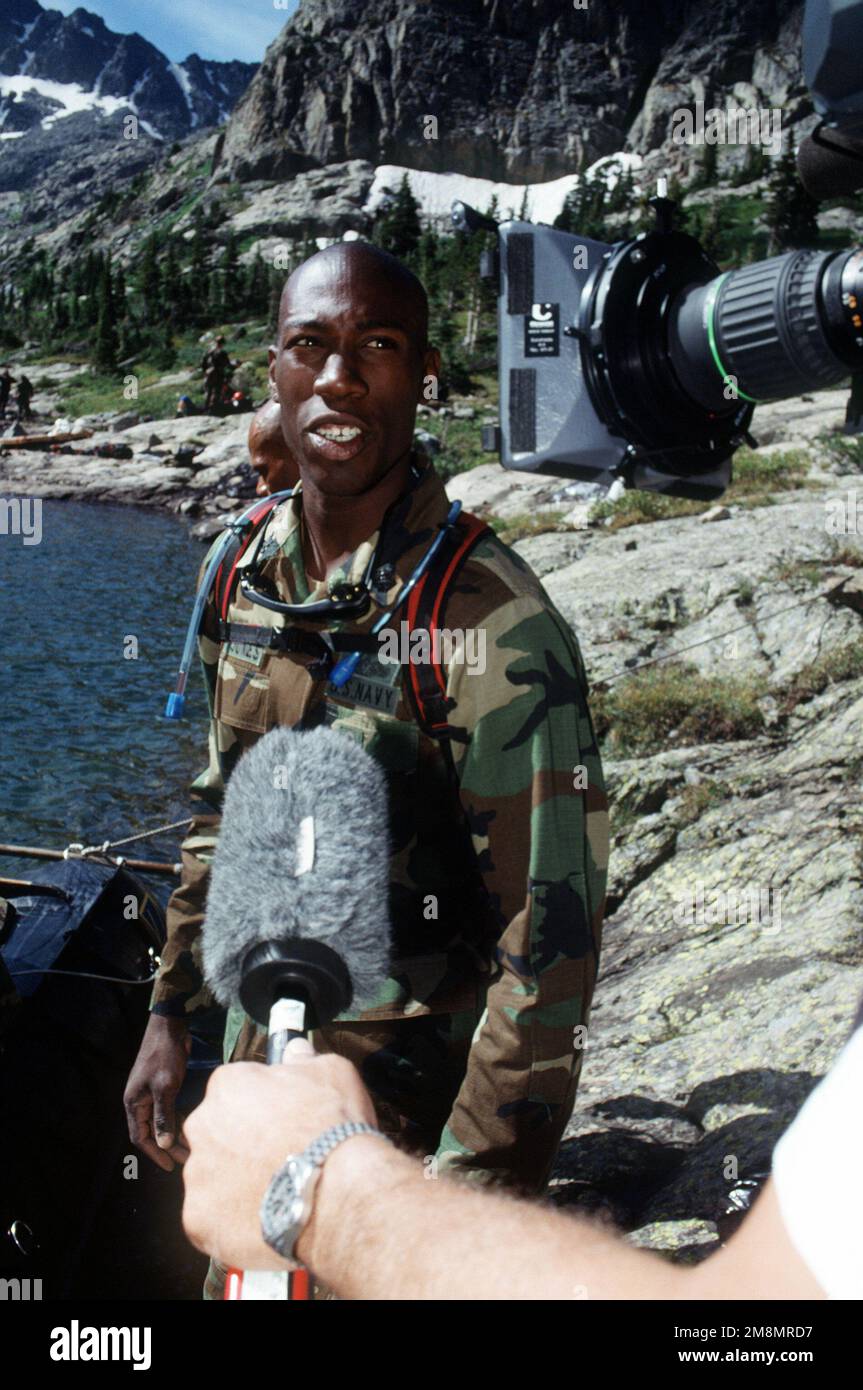 Elektrotechniker Talmadge Jones, Jr. stellt Fragen von ABC- und NBC-Kamerateams als Naval Explosive Ordnance Disposal Mobile Unit 7 Techniker aus San Diego, Kalifornien bereitet sich auf die erste Suche nach den vier vermissten 500 Pfund Mark 82 Bomben vor, die von der A-10 getragen wurden, die in der Nähe des Gold Dust Peak abstürzte. Basis: Bundesstaat New York Lake: Colorado (CO) Land: Vereinigte Staaten von Amerika (USA) Stockfoto Elektrotechniker Talmadge Jones, Jr. stellt Fragen von ABC- und NBC-Kamerateams als Naval Explosive Ordnance Disposal Mobile Unit 7 Techniker aus San Diego, Kalifornien bereitet sich auf die erste Suche nach den vier vermissten 500 Pfund Mark 82 Bomben vor, die von der A-10 getragen wurden, die in der Nähe des Gold Dust Peak abstürzte. Basis: Bundesstaat New York Lake: Colorado (CO) Land: Vereinigte Staaten von Amerika (USA) Stockfoto