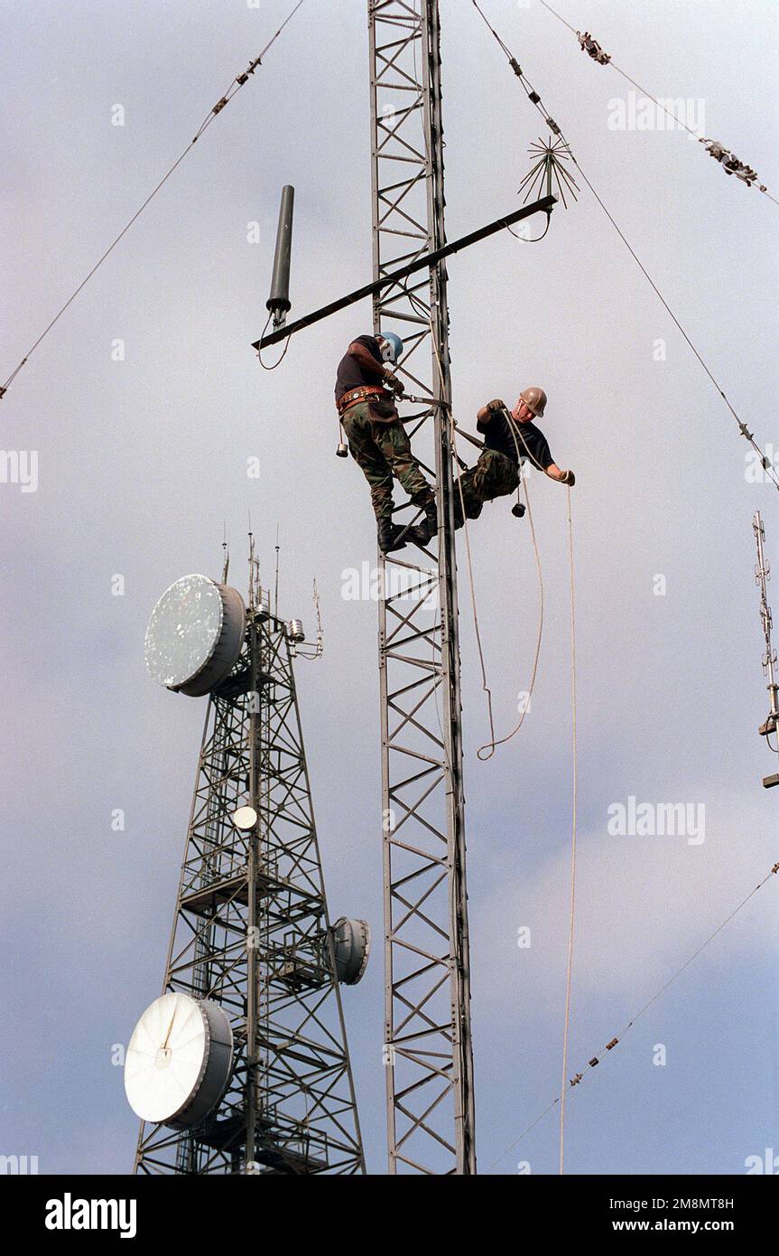 SRA William Collier (blauer Schutzhelm) und SRA Dennis Tabor (hellbrauner Schutzhelm) führen zusammen mit dem Centralized Antenna Team (CAT) der 100. Communications Squadron Wartungsarbeiten an einem UHF/VHF-Senderturm an der Basis durch. Basis: RAF Mildenhall Country: Großbritannien / England (GBR) Stockfoto