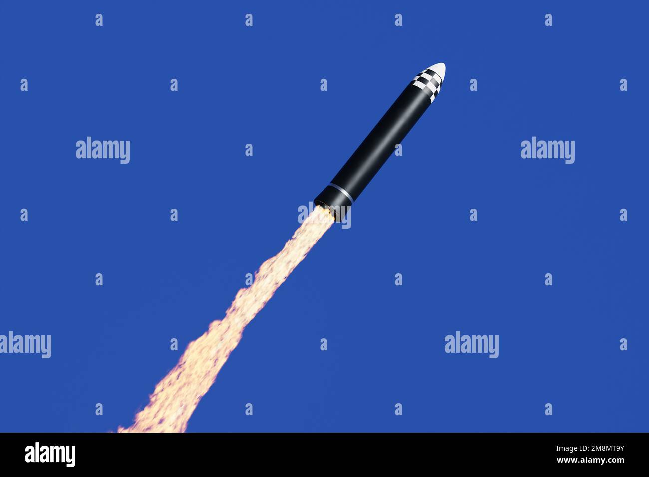 Raketen mit einem langen Feuerantrieb werden in den blauen Himmel geschossen. Das Konzept der Entwicklung von Satelliten oder nuklearen Sprengköpfen Stockfoto