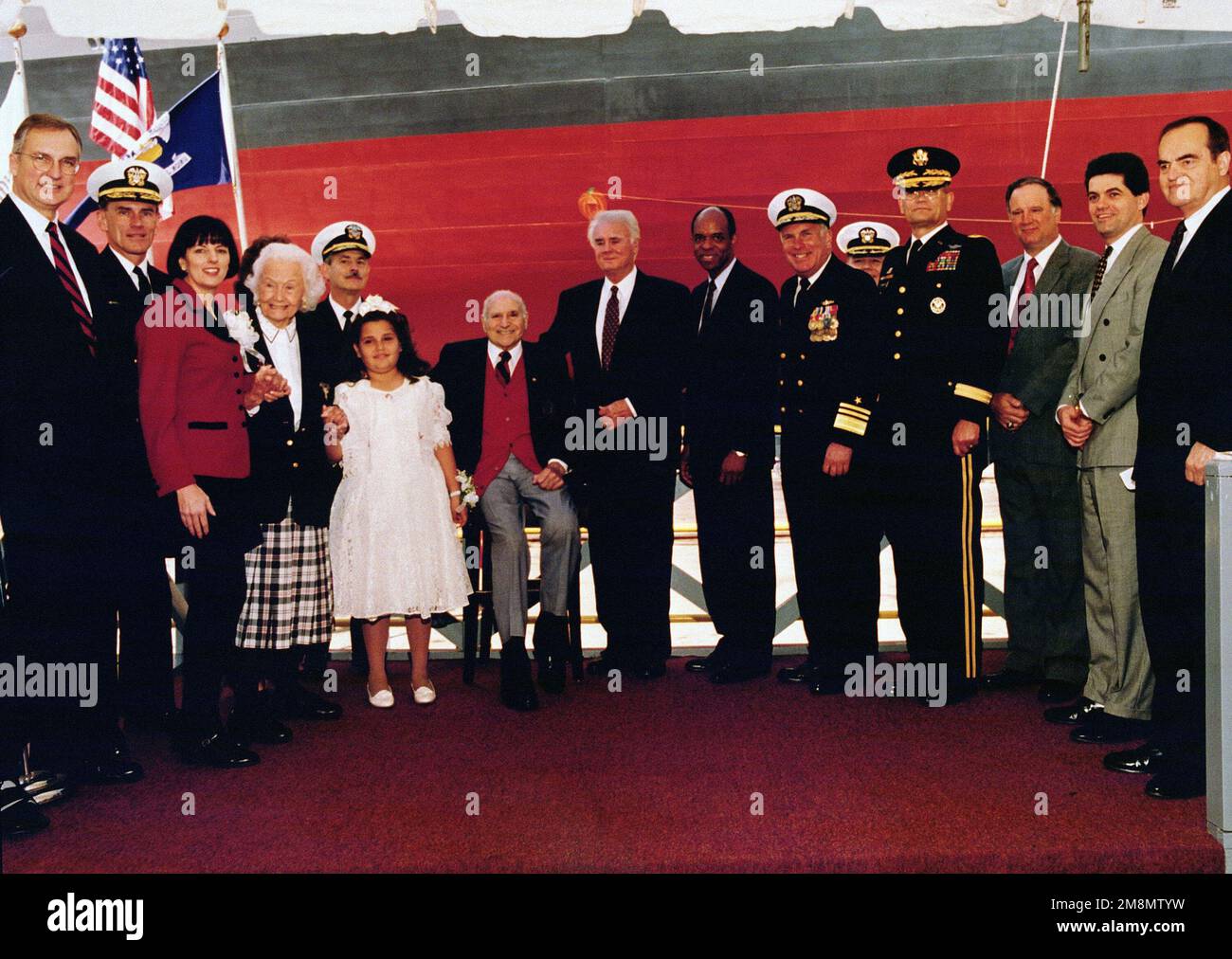 TAUFENDE REKTOREN. Teilnahme an der Taufe des strategischen Schwertransportschiff USNS FISHER (T-ARK 301) des militärischen Sealift-Kommandos (MSC) von links nach rechts: US-Repräsentant Bob Livingston, First Congressional District, Louisiana; Admiral Jay L. Johnson, CHIEF of Naval Operations; De. Sunnie Kenowsky-Irving, Sponsorin des Schiffes; Frau Elizabeth M. Fisher, Namensvetter; Konteradmiral David P. Sargent Jr., Navy Littoral Warfare and Auxiliary Ships, Naval Sea Systems Command; Elvia Ann Mata, Blumenmädchen; Mr. Zachary Fisher, Namensvetter; US-Repräsentant C. W. Bill Young, Zehnter Kongressbezirk, F. Stockfoto