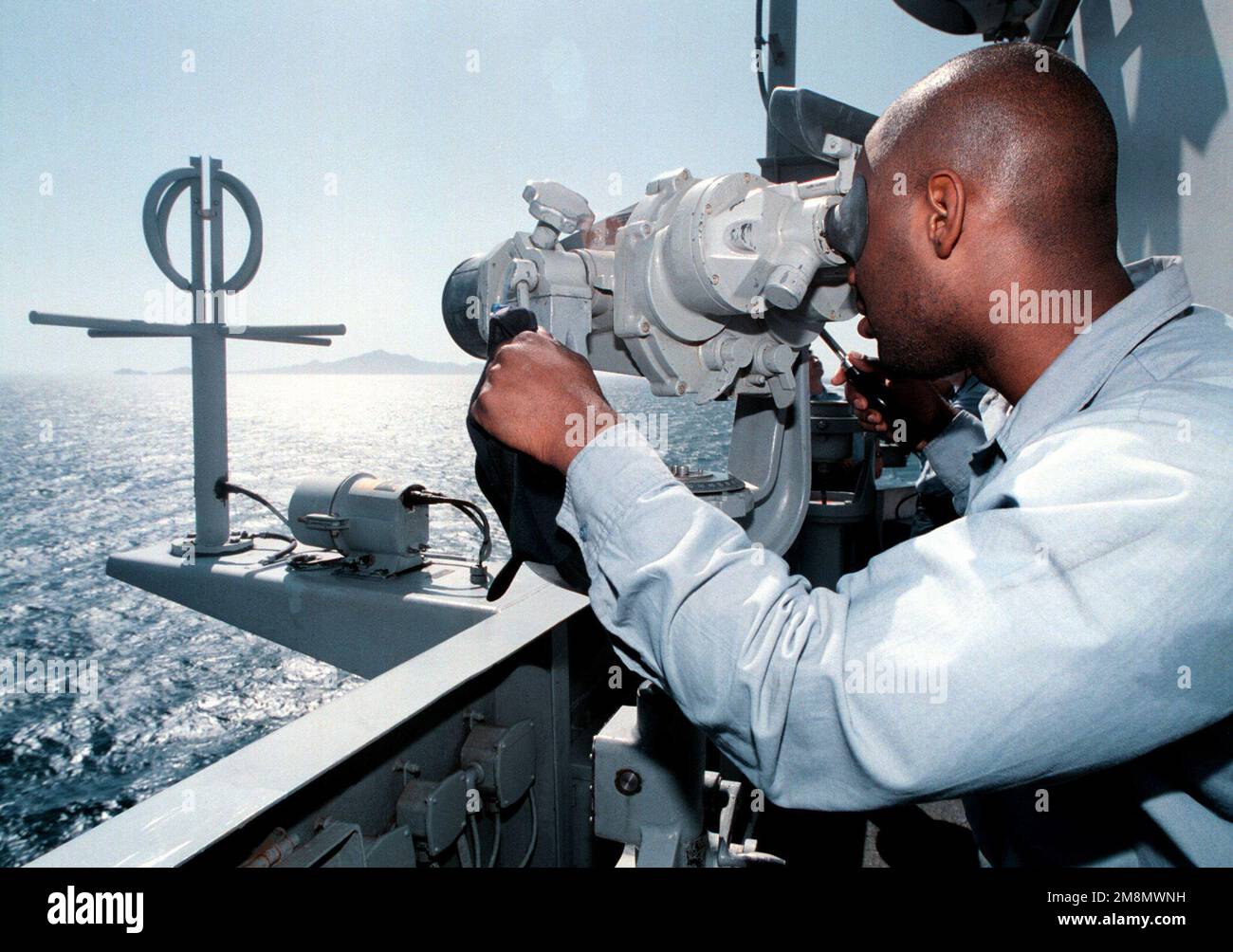 SN Julian Polk beobachtet auf der Signalbrücke, wie das Schiff die Straße von Bab El Mandeb an Bord der USS GEORGE WASHINGTON (CVN 73) durchquert. George Washington ist auf dem Weg zum Persischen Golf, um UN-Sanktionen gegen den Irak durchzusetzen, indem er die Flugverbotszone unter Operation Southern Watch patrouilliert. Betreff Operation/Serie: SÜDLICHE WACHSTATION: USS George Washington (CVN 73) Land: Auf See Stockfoto