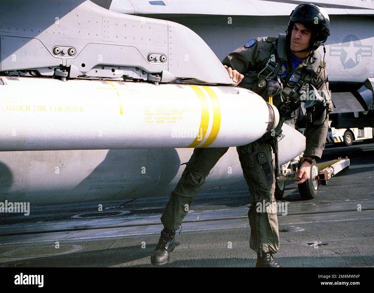 LT. Greg Newkirk, dem Strike Fighter Squadron 146 (VFA-146) zugeteilt, führt eine Vorflugkontrolle seiner F/A-18C Hornet durch. Die USS NIMITZ (CVN 68) und ihre an Bord gekommene Fluggesellschaft Carrier Air Wing Nine (CVW9) sind im Persischen Golf tätig, um UN-Sanktionen gegen Irak durchzusetzen, indem sie die Flugverbotszone unter Operation Southern Watch patrouillieren. Betreff Betrieb/Serie: SÜDLICHE WACHSTATION: USS Nimitz (CVN 68) Stockfoto