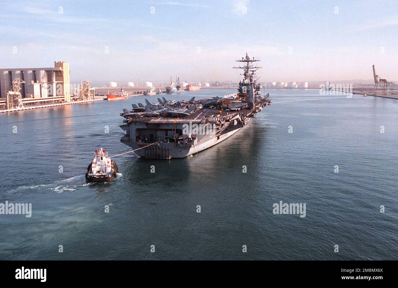 Der Flugzeugträger USS GEORGE WASHINGTON (CVN 73) fährt in den Hafen Jebel Ali, Vereinigte Arabische Emirate. George Washington führt Operationen im Persischen Golf während eines sechsmonatigen Einsatzes zur Unterstützung der Operation Southern Watch durch. Betreff Operation/Serie: SÜDLICHE WACHSTATION: Jebel Ali Land: Vereinigte Arabische Emirate (VAE) Stockfoto