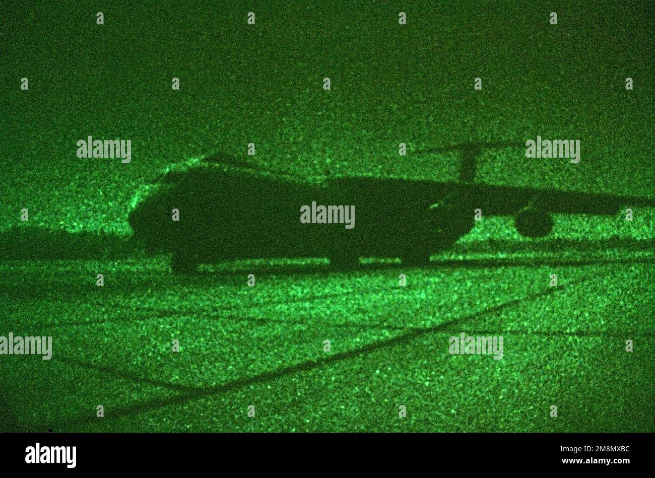Ein Special Operations Low Level (WILL II) C-141B Starlifter, der kurz vor dem Start von einem mondbeleuchteten Flugplatz steht. Durch die Verwendung von Nachtsichtbrillen, speziellen Beleuchtungsvorrichtungen und ständige Schulung, sehen die Flugbesatzungen der 16. Spezialeinsatzeinheit in Charleston, South Carolina, mit nahezu konventioneller Beleuchtung (d. h. Landeleuchten, Flugdeck-Instrumente, Laderaumbeleuchtung usw.). Basis: Luftwaffenstützpunkt Charleston Bundesstaat: South Carolina (SC) Land: Vereinigte Staaten von Amerika (USA) Stockfoto