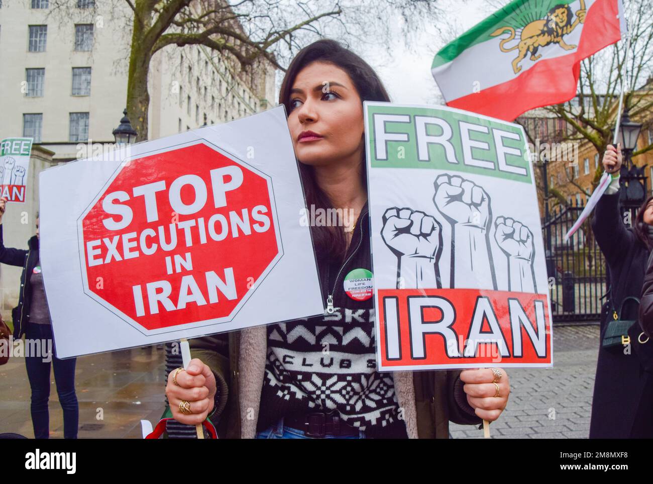 London, Großbritannien. 14. Januar 2023. Ein Demonstrant hält während der Demonstration die Plakate "stoppt die Hinrichtungen im Iran" und "Freier Iran". Demonstranten versammelten sich außerhalb der Downing Street, um gegen Hinrichtungen im Iran zu protestieren und die Freiheit des Iran zu unterstützen. (Foto: Vuk Valcic/SOPA Images/Sipa USA) Guthaben: SIPA USA/Alamy Live News Stockfoto