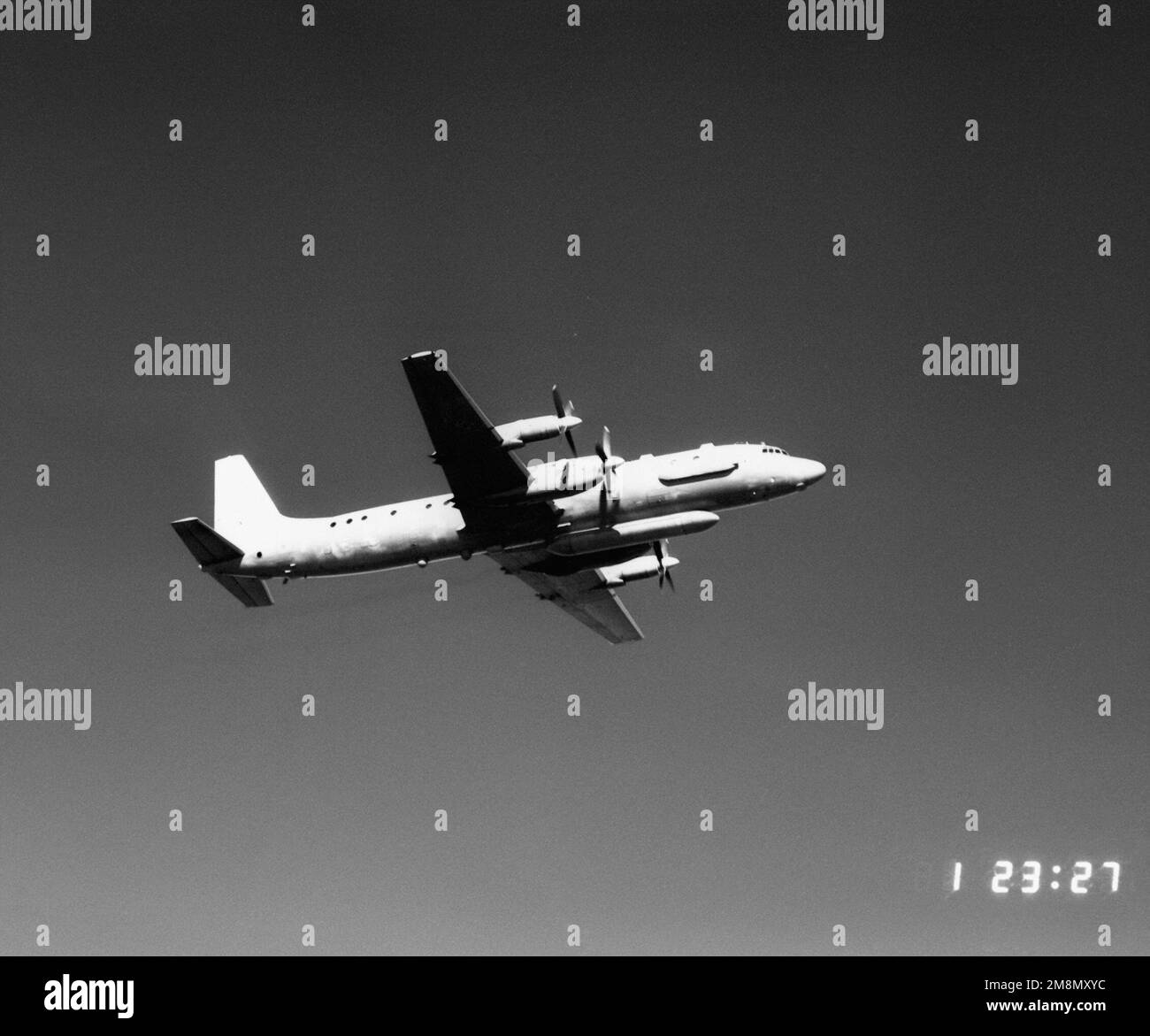 Eine Air-to-Air-Seitenansicht eines sowjetischen I1-20 Coot A Flugzeugs. Betreff Operation/Serie: " Land: Unbekannt Stockfoto