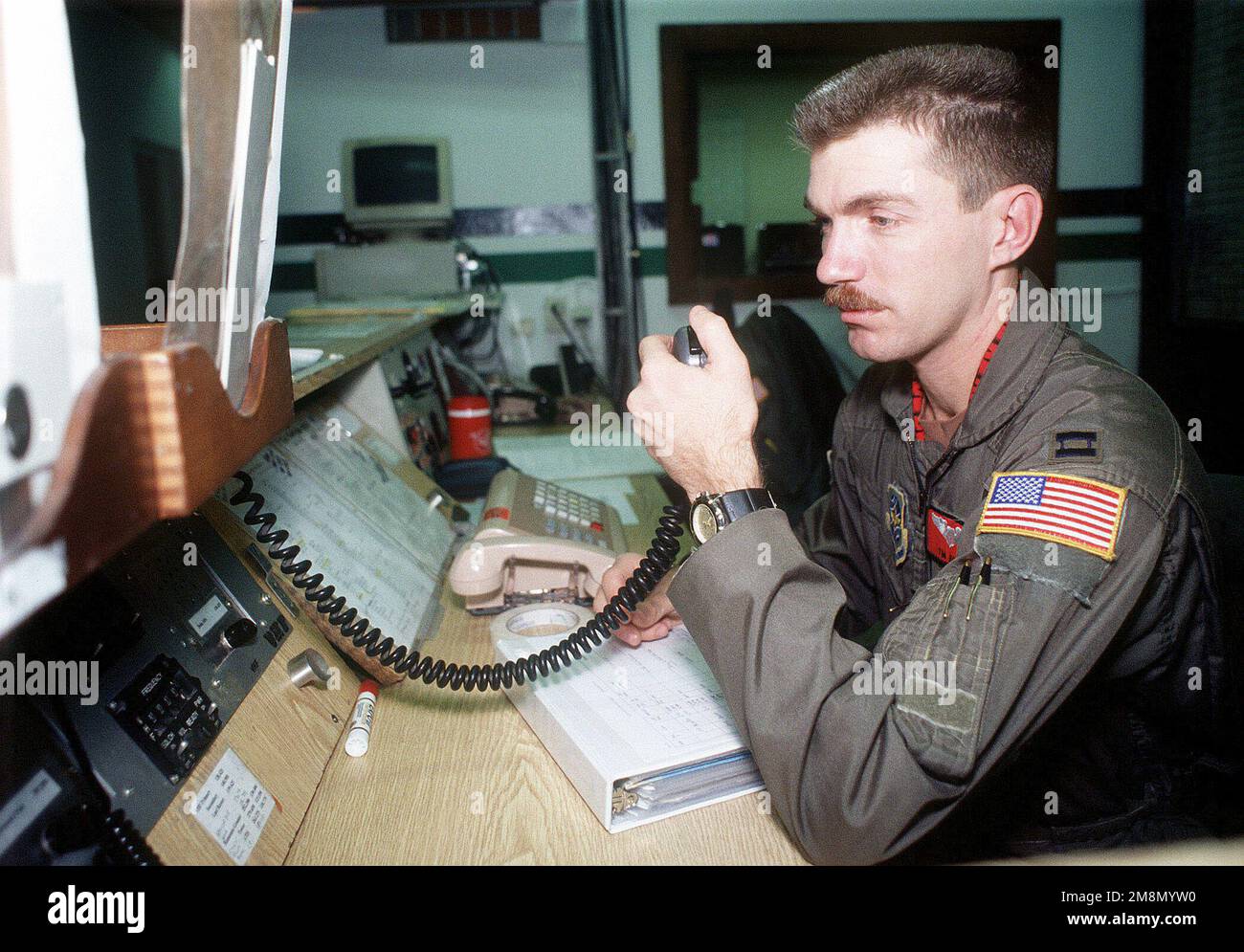 Captain Tim Biltz der US-Luftwaffe, ein C-130 Hercules-Pilot mit der 50. Luftwaffenstaffel vom Luftwaffenstützpunkt Little Rock, Arkansas, arbeitet im Operations Center des Luftwaffenstützpunktes Ramstein, Deutschland. CPT Biltz koordiniert Start und Landung von C-130-Flugzeugen des Typs Hercules, die Missionen auf dem Luftwaffenstützpunkt Tuzla in Bosnien und Herzegowina zur Unterstützung der Operation Joint Guard durchführen. Betrifft Operation/Serie: GEMEINSAME WÄCHTERBASIS: Luftwaffenstützpunkt Ramstein Bundesland Rheinland-Pfalz Land: Deutschland / Deutschland (DEU) Stockfoto