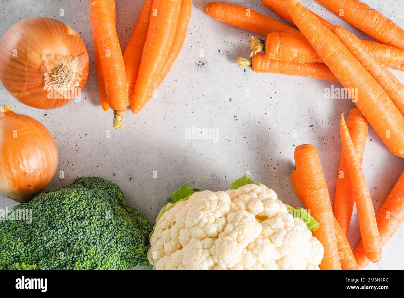 Karotten, Blumenkohl, Brokkoli, Zwiebeln Nahaufnahme auf hellgrauem Hintergrund, flach liegend mit Kopierbereich Stockfoto