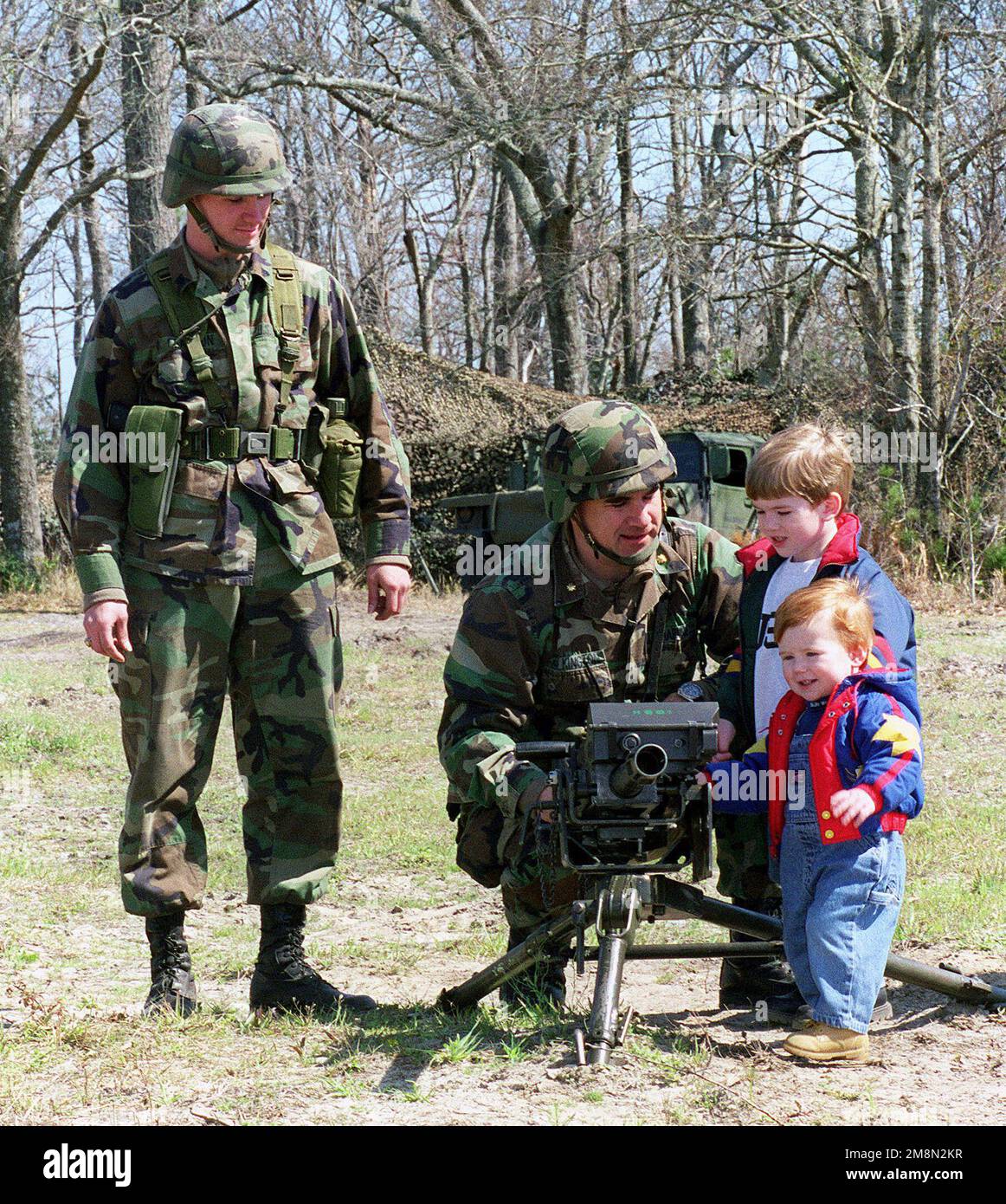 Sergeant Rich und Major Elkington des US Marine Corps geben gerne eine Zeit des Instukments über den MK-19 (ein 40-Millimeter-Granatwerfer). An zwei junge Besucher am Familientag, der den Marines vom 6. Marine Regiment in Landing Zone Falcon während des MCCREE Field Trainings verliehen wurde. Das 6. Marineregiment führte für das 1. Bataillon, das 6. Marineregiment, eine MCCREE (Marine Corps Combat Readiness Evaluation) durch. Ein MCCREE umfasst eine Bewertung der allgemeinen Bereitschaft eines Infanteriebataillons. Basis: Marinekorps-Basis, Camp Lejeune State: North Carolina Stockfoto