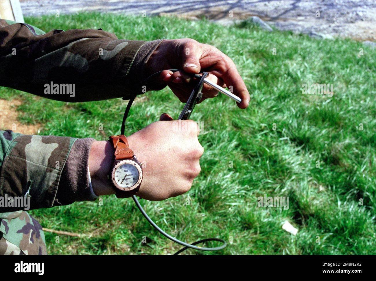 Marine Lance Corporal Martin, ein Späher der Alpha Company, Arms Platoon, demonstriert das korrekte Verfahren zum Crimpen einer Sprengkappe auf ein Timing Cord, im Bereich OP-3, während der 2. Light Armored Reconnaissance Re-Qualification (LAR-REQUALEX) '98. Basis: Fort Pickett Bundesstaat: Virginia (VA) Land: Vereinigte Staaten von Amerika (USA) Stockfoto