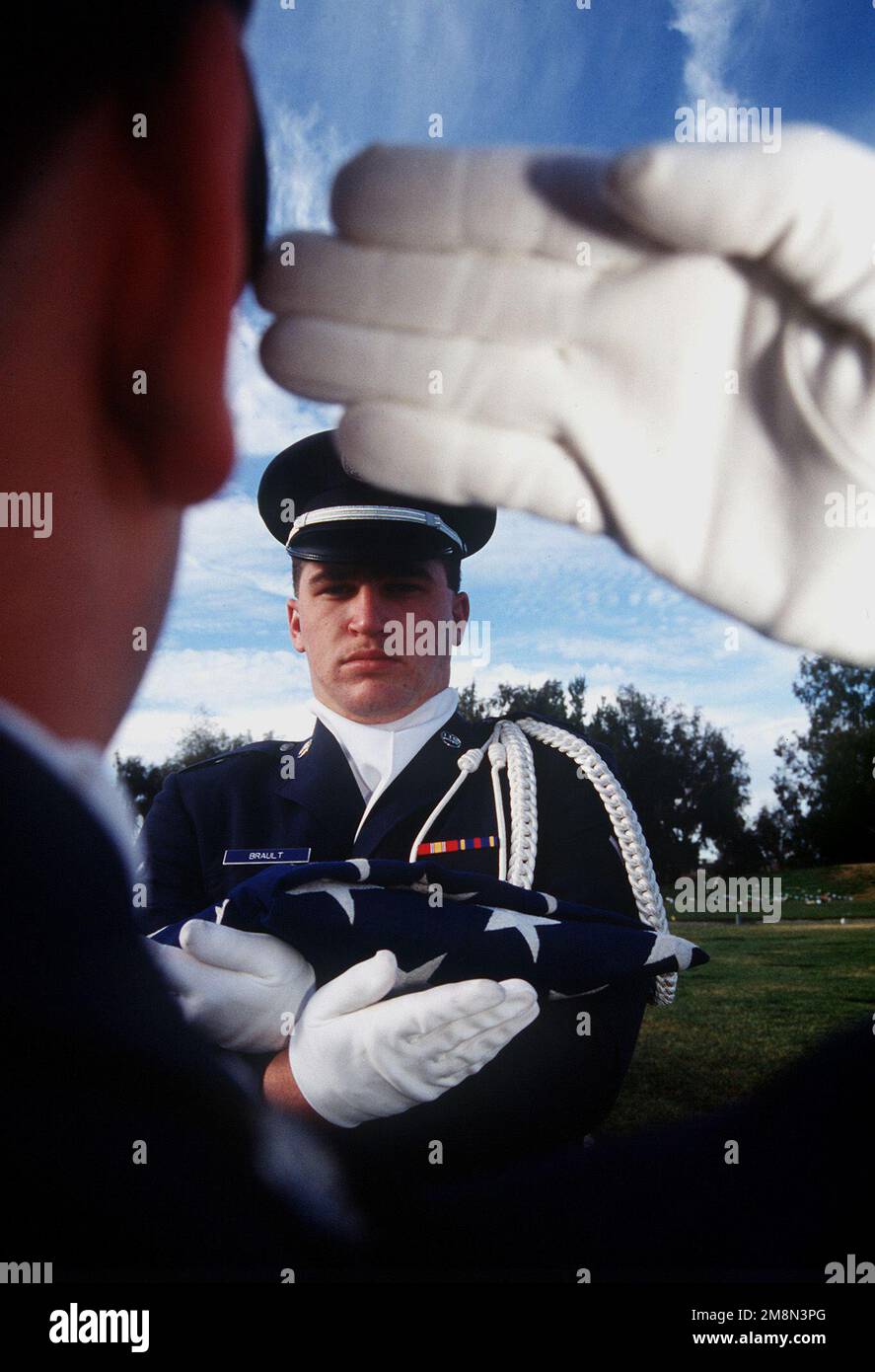 SENIOR AIRMAN Brault vom März AFB, Kalifornien Die Ehrengarde grüßt die Flagge bei einer Beerdigung auf dem Riverside National Cemetery in Riverside, Kalifornien. Basis: Luftwaffenstützpunkt Nellis Bundesstaat: Nevada (NV) Land: Vereinigte Staaten von Amerika (USA) Stockfoto