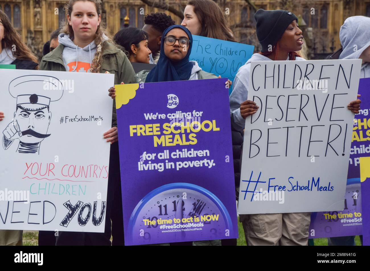 London, Großbritannien. 14. Januar 2023. Die Schüler halten während der Kundgebung am Parliament Square Plakate für kostenlose Schulmahlzeiten. Schulkinder versammelten sich in Westminster zu einer Kundgebung, inszeniert von der gemeinnützigen Organisation Bite Back 2030, die Jeremy Hunt, den Schatzkanzler, aufforderte, allen in Armut lebenden Kindern kostenlose Schulmahlzeiten zur Verfügung zu stellen. Die Organisation reichte dann eine Petition an die Downing Street 10 ein, die von über 250.000 Personen unterzeichnet wurde. Kredit: SOPA Images Limited/Alamy Live News Stockfoto