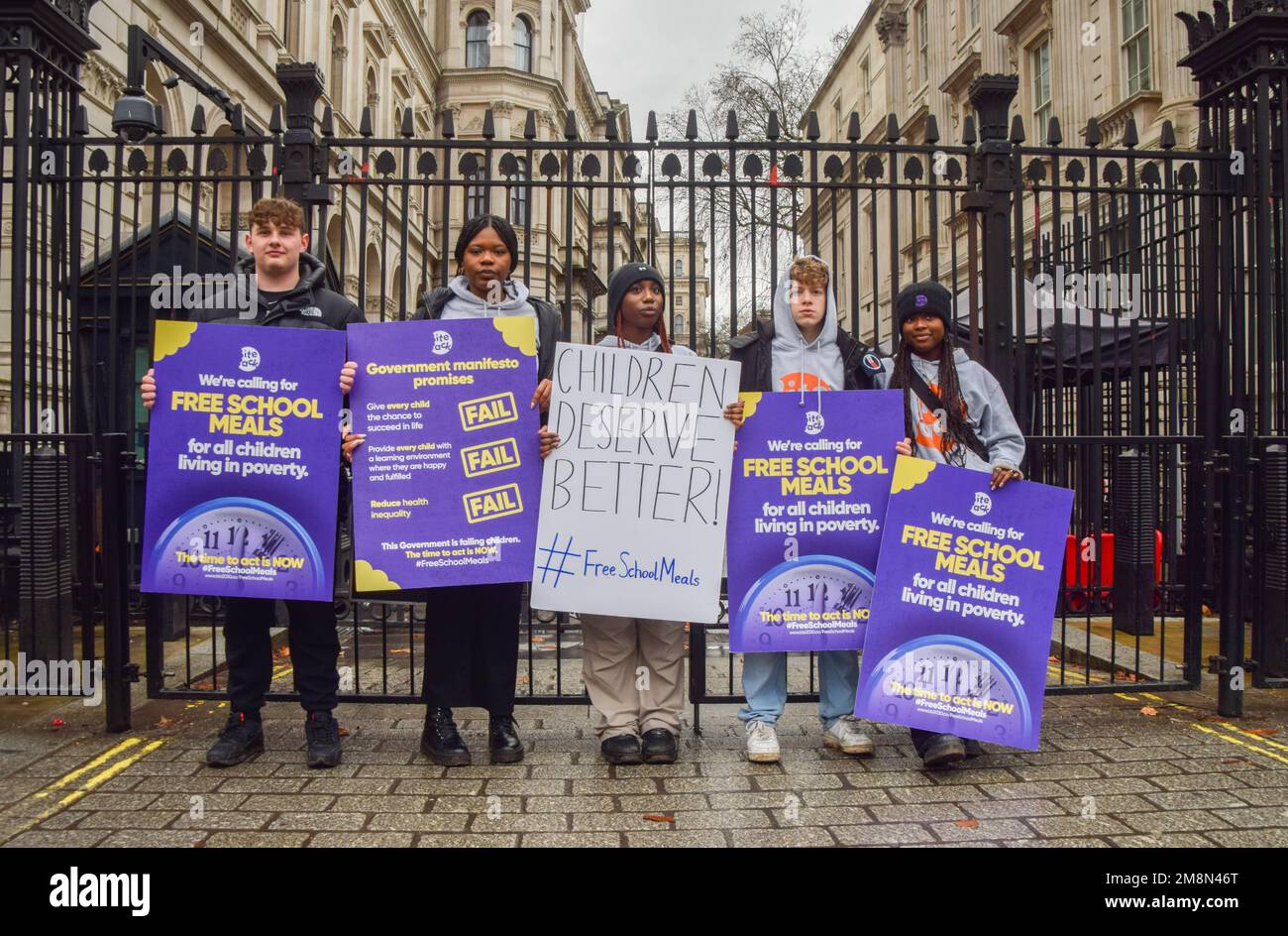 London, Großbritannien. 14. Januar 2023. Die Schüler halten während der Rallye außerhalb der Downing Street Plakate für kostenlose Schulmahlzeiten bereit. Schulkinder versammelten sich in Westminster zu einer Kundgebung, inszeniert von der gemeinnützigen Organisation Bite Back 2030, die Jeremy Hunt, den Schatzkanzler, aufforderte, allen in Armut lebenden Kindern kostenlose Schulmahlzeiten zur Verfügung zu stellen. Die Organisation reichte dann eine Petition an die Downing Street 10 ein, die von über 250.000 Personen unterzeichnet wurde. (Foto: Vuk Valcic/SOPA Images/Sipa USA) Guthaben: SIPA USA/Alamy Live News Stockfoto