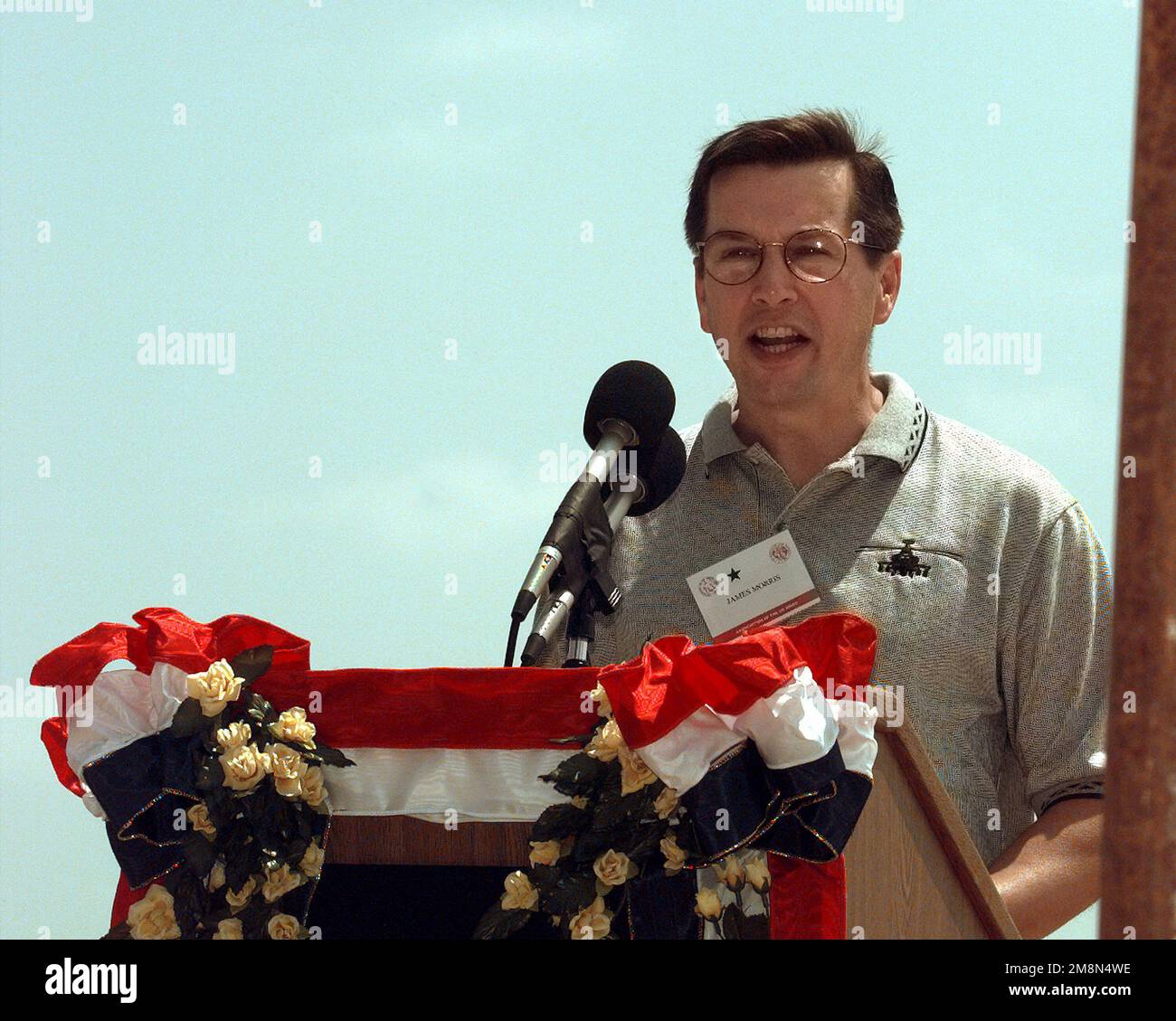 James J. Morris, Vizepräsident von Boeing, spricht vor den Gästen, die zur AH-64D Apache Longbow Helikopter-Einführungszeremonie am Hood Army Airfield versammelt sind. Basis: Fort Hood Bundesstaat: Texas (TX) Land: Vereinigte Staaten von Amerika (USA) Stockfoto