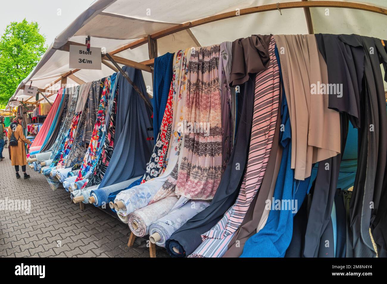 Berlin, Deutschland - 10. MAI 2017: Shop am Wochenmarkt am Maybachufer der berühmte türkische Markt in Berlin Deutschland Stockfoto