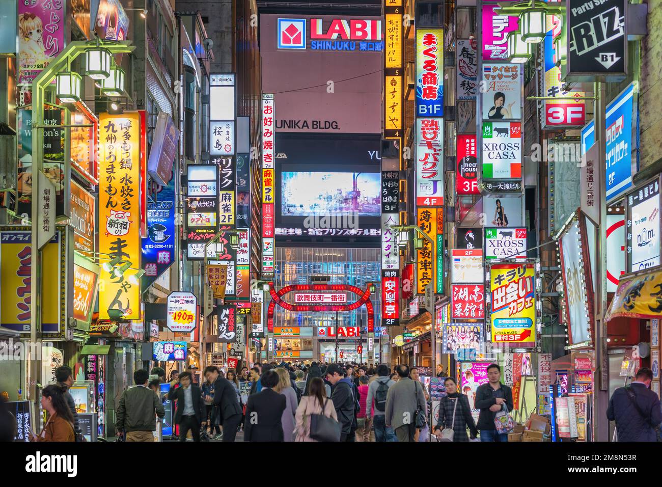 Tokio, Japan - 27. Oktober 2017 : Touristenwanderung in der Shinjuku Kabukicho Street bei Nacht Stockfoto