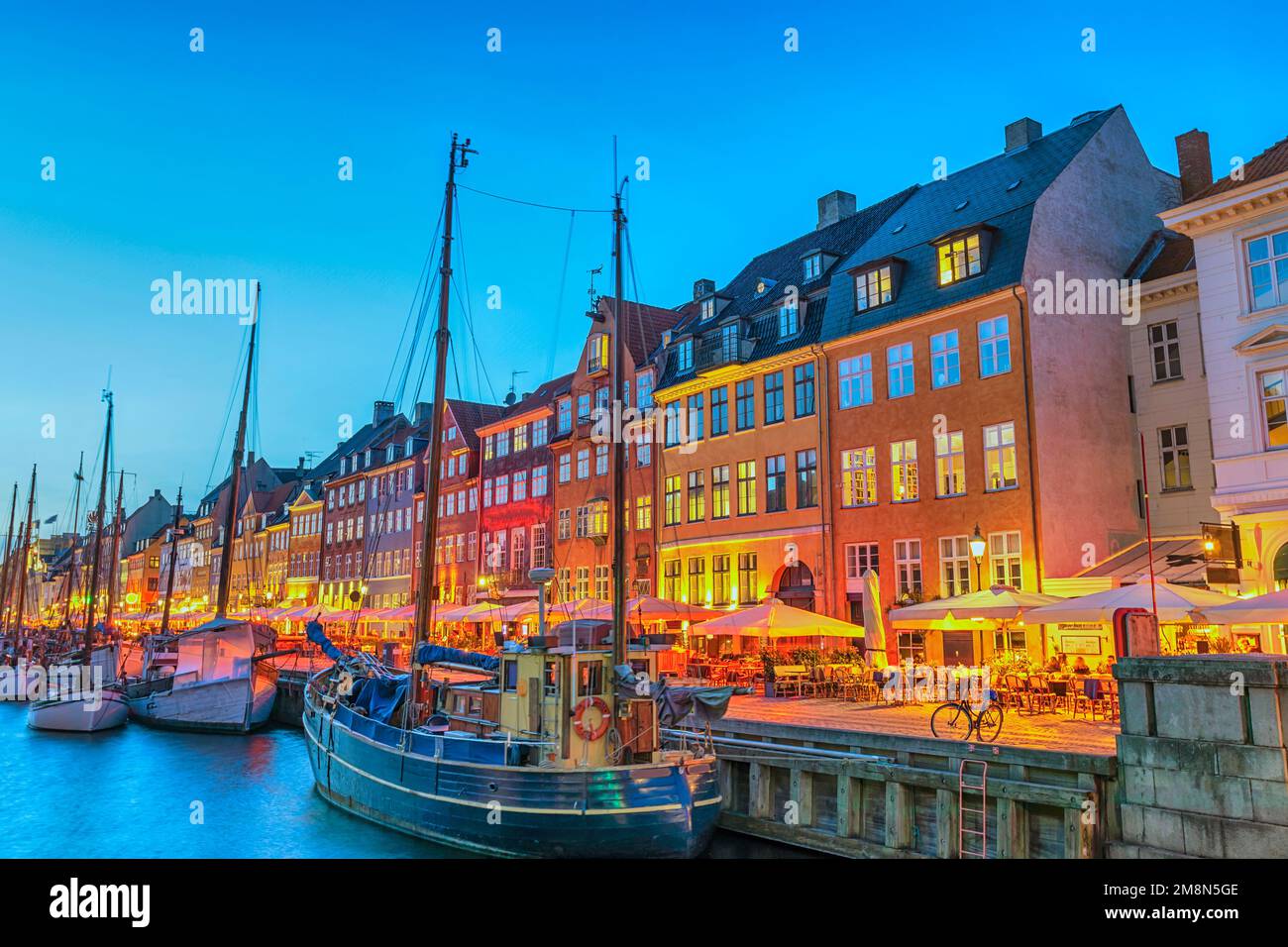 Kopenhagen Dänemark, nächtliche Skyline am Nyhavn Hafen mit farbenfrohem Haus Stockfoto