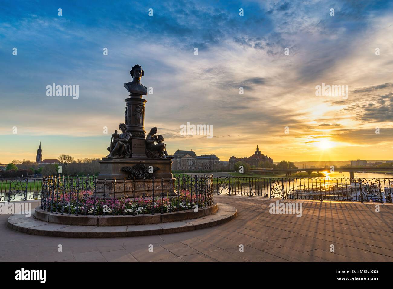 Dresden, Deutschland - 12. Mai 2017: sunrise City Skyline an der Elbe und Ernst Rietschel Bildhauer Stockfoto