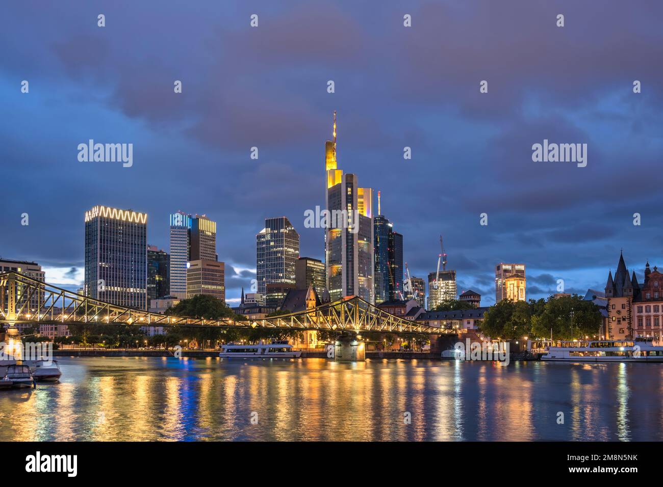 Frankfurt Deutschland, die Skyline der Stadt bei Nacht am Main und der Wolkenkratzer der Geschäftswelt Stockfoto
