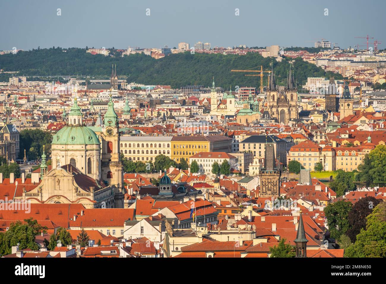 Prag Tschechien Tschechische Republik, hohe Sicht auf die Skyline der Stadt im Stadtzentrum Stockfoto