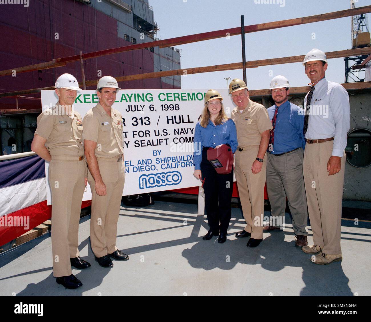 Teilnehmer an der offiziellen Kiellegen-Zeremonie des strategischen Schwertransportschiffs USNS RED CLOUD (T-AKR 313) der MSC (Military Sealift Command) posieren für ein Foto. Von links nach rechts sehen Sie US Navy Rear Admiral William H. Butler, Commander Goddard, Ms. Susan Perkins, Vice Admiral James B. Perkins III, Commander MSC, Mr. Art Diaz und Richard H. Vortmann, President von NASSCO (National Steel and Shipbuilding Company). Die rote WOLKE der USNS wurde nach US Army Corporal Mitchess Red Cloud Jr. benannt, der am 5. 1950. November in Chonghyon (Korea) die Congressional Medal of Honor für Aktionen verliehen wurde Stockfoto