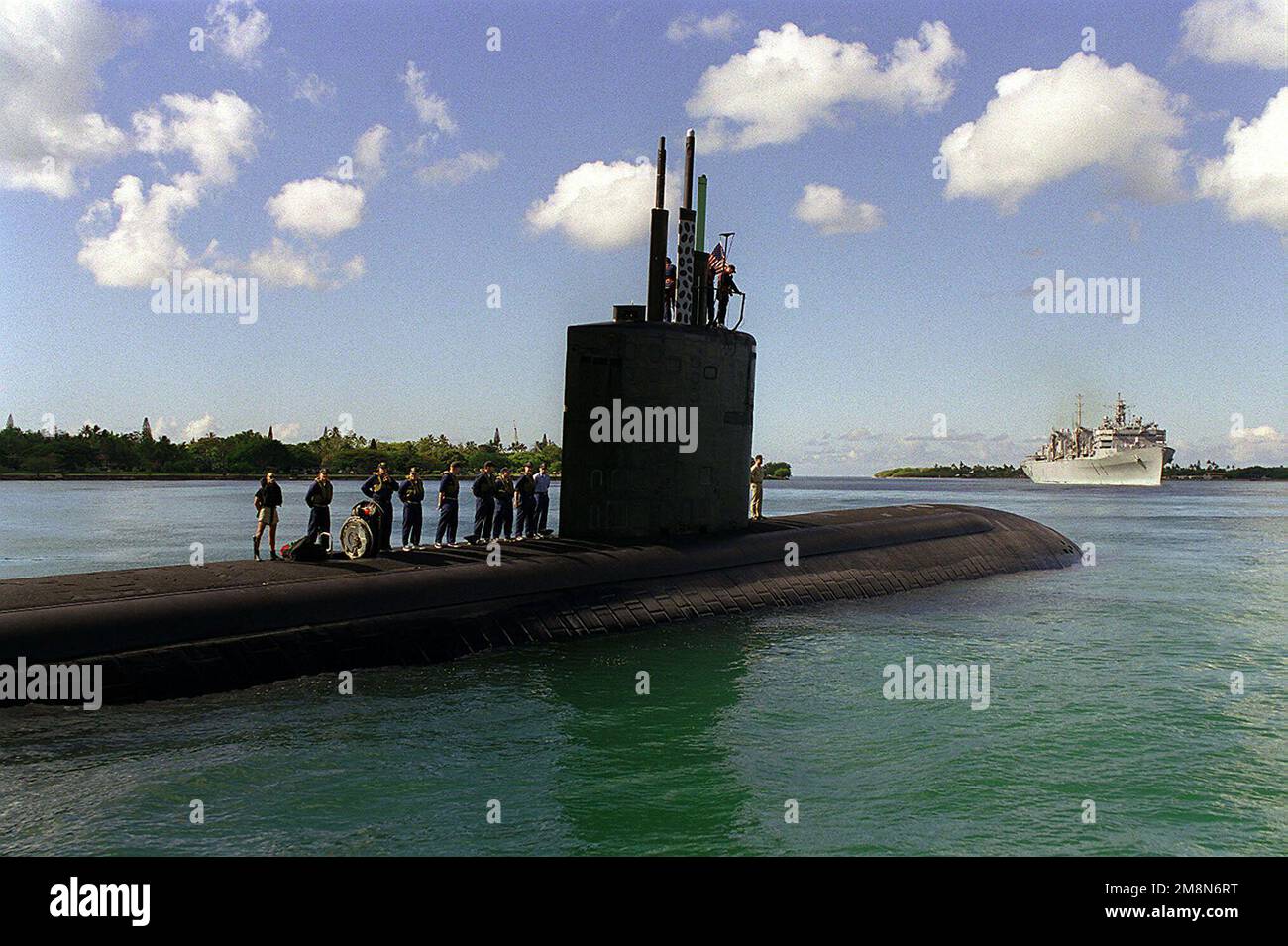 Die Besatzung des nuklearbetriebenen Angriffs-U-Boots USS PASADENA (SSN 752) bemannt die Eisenbahn, während das U-Boot während der RIMPAC 98 aus Pearl Harbor für Seeübungen fährt. Betreff Betrieb/Serie: RIMPAC '98 Basis: Pearl Harbor Bundesstaat: Hawaii (HI) Land: Vereinigte Staaten von Amerika (USA) Stockfoto