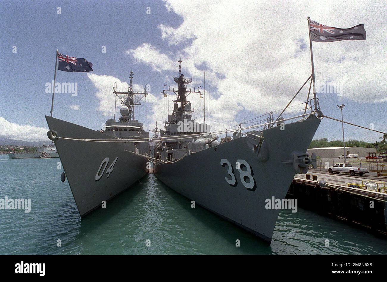 Die australischen Schiffe HMAS MELBOURNE (FFG 4) und HMAS PERTH (DDG 38), die während der Übung RIMPAC 98 am Marinestützpunkt Pearl Harbor festsaßen. Betreff Betrieb/Serie: RIMPAC '98 Basis: Pearl Harbor Bundesstaat: Hawaii (HI) Land: Vereinigte Staaten von Amerika (USA) Stockfoto