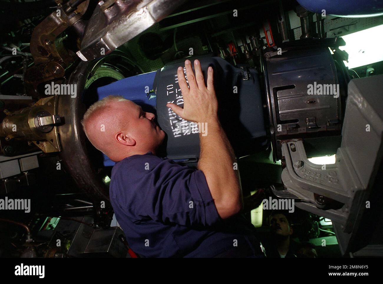 mm2 (SS) Joe Hackett überprüft den MK 48 ADCAP Torpedo auf korrekte Ausrichtung, wenn er während der Übung RIMPAC '98 in das Torpedorohr eintritt. Betreff Betrieb/Serie: RIMPAC '98 Land: Pazifik (POC) Stockfoto